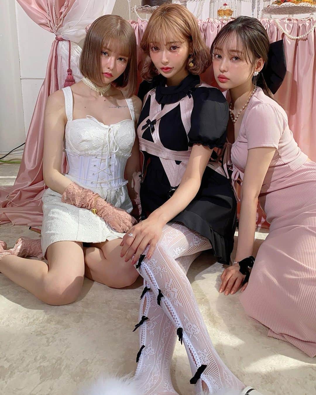 明日花キララのインスタグラム：「本当に人間なの？ #かなどーる #きらどーる #りさどーる @peche_magazine」