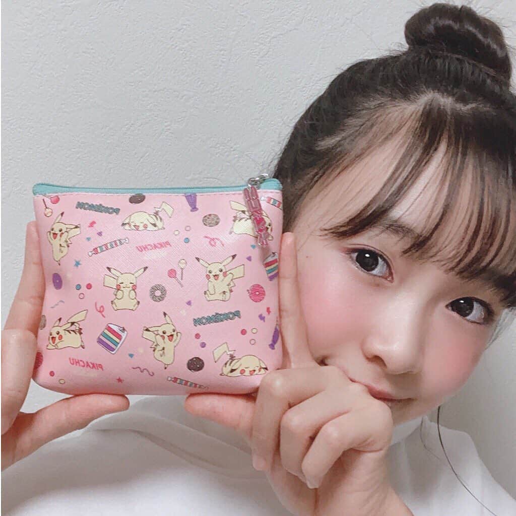 ニコ☆プチのインスタグラム：「ヒナタのふろくの使い方☀️ ヒナタは身だしなみグッズをIN😊💫  . .  4月号の付録は、とっても可愛いピカチュウ💛のポーチ✨  ひなたはハンカチとペーパーソープと鏡を入れて使ってるよ☺︎  たくさん入って、ティッシュケースも付いてるから、とっても便利‼︎  みんなもたくさん使ってね〜🤍 . .  #ニコプチ #ニコプチふろく #プチモのふろくの使い方  #ニコプチふろくのある生活  #ポケモン #ピカチュウ #ふろく #椛島ひなた」