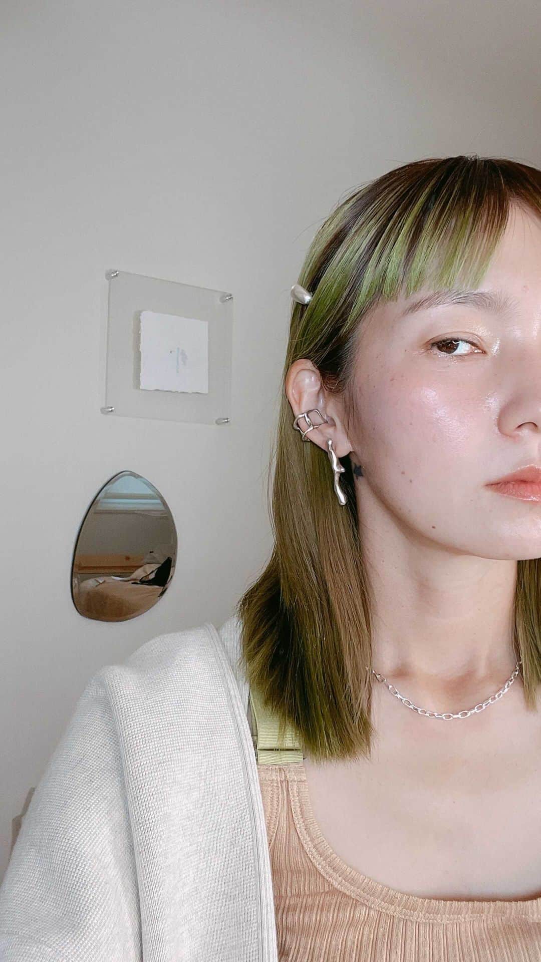 三苫愛のインスタグラム：「グリーンヘアに合う色、肌を艶っと見せる方法 #mitomamakeup」