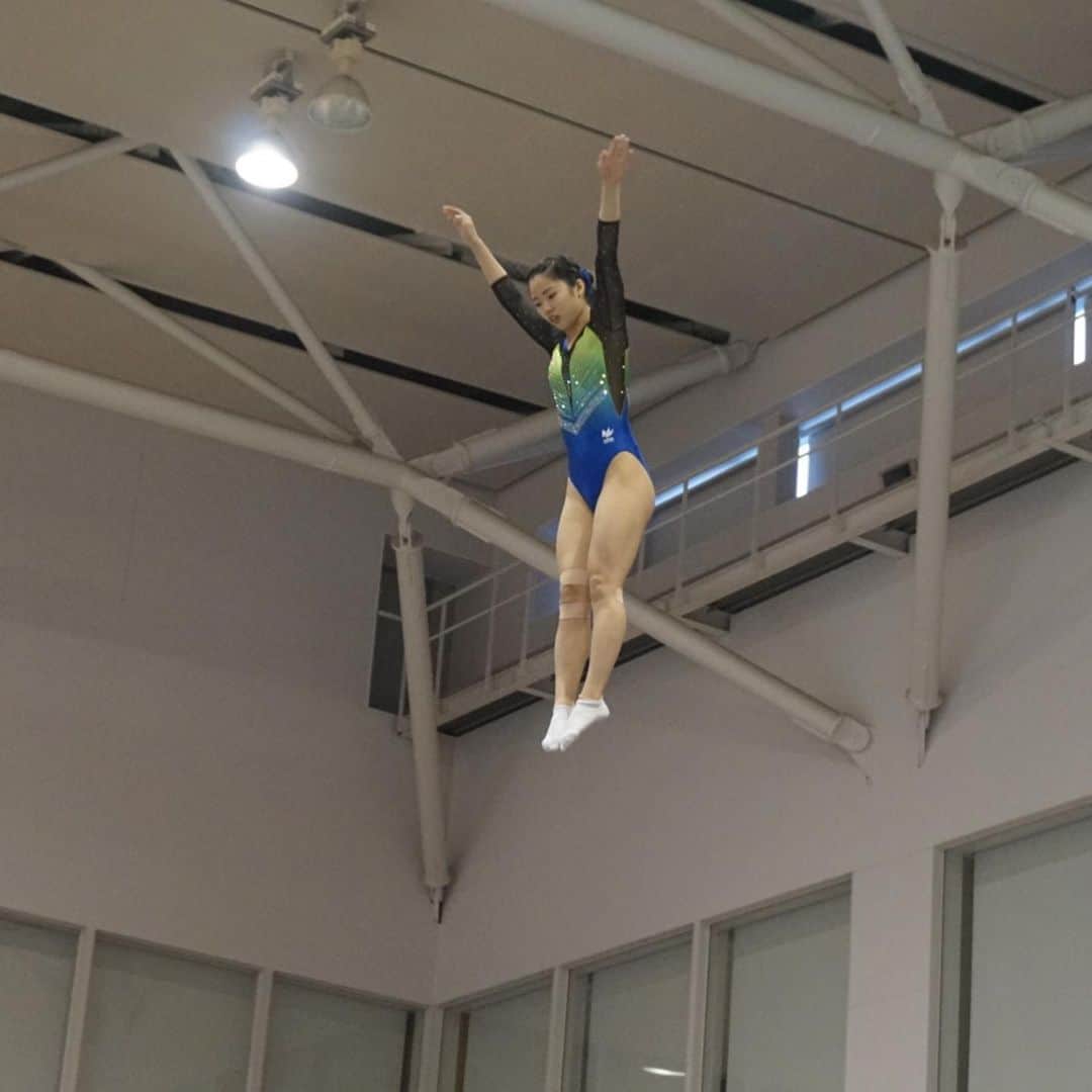 宇山芽紅のインスタグラム：「. @echter_gymnastics さんの オリジナルレオタード🤸‍♀️ 昨年は一度も着られなかったので、ようやく！！！ グラデーションのデザインで、 キラキラに仕上げてもらいました✨ 背中のクロスデザインもお気に入りです☺️ （写真4枚目） . #echter」