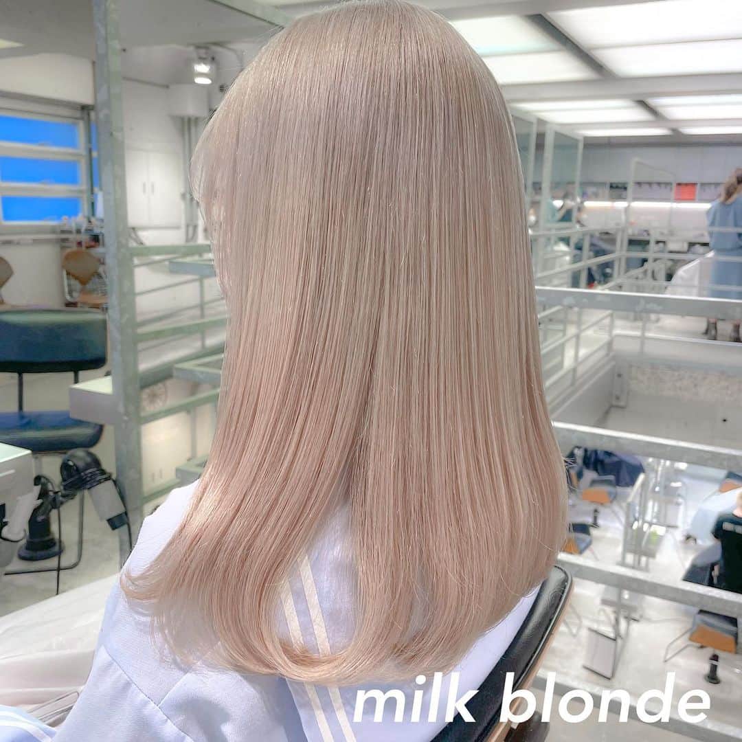 MOMOKOのインスタグラム：「﻿ #ミルクブロンド 👩🏼🤍﻿ ﻿ ツヤと毛先のパツッと感で﻿ おとなかわいく🎀﻿ ﻿ (ブリーチ2回以上必須です💪🏻)﻿ ﻿ 🍼#momoko_creamy_beige」