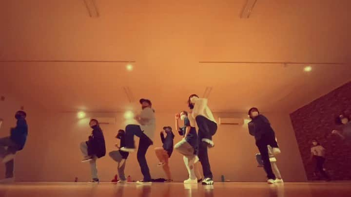 Rioのインスタグラム：「. TODAY’S @halshipdanceschool CLASS🙌🏽 youtubeの関連で出てきたこの曲🥺🧡すきいー！ あったかくなってきて、レッスンでかく汗の量もだいぶやばめーー🤣🥰笑 みんな最高！もっとダンスしよー！💓 #rioflake0107 #SupportedbyFILA #CATERPY」