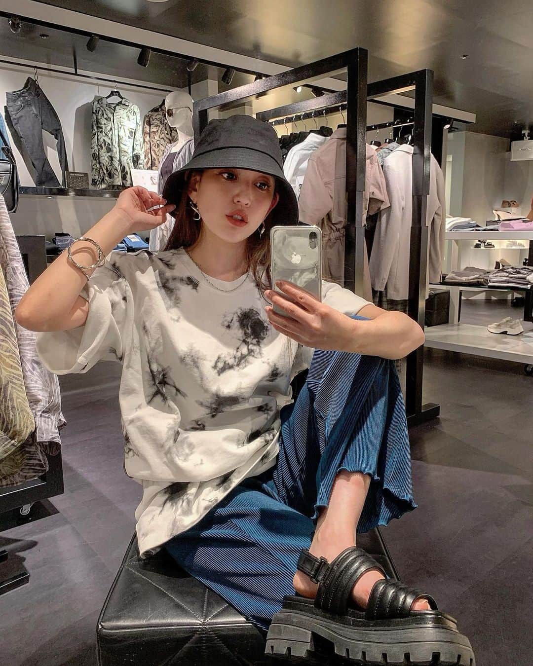 井上 莉彩のインスタグラム：「. ラフな感じも夏は好きー！ あおがマイブームのようだ🦋笑 . このTシャツも連れて帰ってきた😉！ 柄はもちろんなんだけど、しっかりめの生地感とゆるめのサイズ感が個人的に決め手となりました🤘🏻🤘🏻」