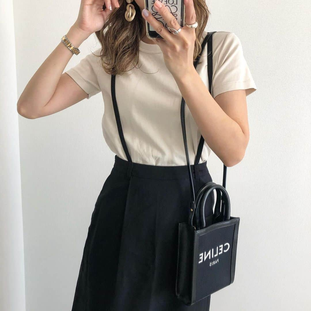 Miyoさんのインスタグラム写真 - (MiyoInstagram)「【GU・UNIQLO限定価格コーデ】﻿ ﻿ ▷▷▷スワイプ﻿ ﻿ GU限定価格で購入した﻿ #サスペンダー付きセミフレアスカート ❤︎﻿ 165cm Mサイズ着用です⑅◡̈*﻿ ポケット付きで便利！﻿ サスペンダーは取り外し可能なので、﻿ 2wayで使えます👍🏻﻿ ﻿ UNIQLOのクルーネックTも﻿ 今限定価格になってます☺️﻿ 昨年購入したベージュ色がお気に入り♡﻿今年も出てますよ〜♪ ﻿ AIR MAX COCOはホワイトも追加﻿ してました🥰﻿ ブラックも予約してて届くの待ち😂🙌🏻﻿ これからたくさん履こう👟﻿💕 ﻿ ﻿ ﻿ サスペンダー付きセミフレアスカート…#GU﻿ #クルーネックT …#UNIQLO﻿ ジャケット…#ユニクロ#plusJ﻿ サンダル…#NIKE#エアマックスココ﻿ バッグ…#celine#beautifulpeople﻿ イニシャルリング…#zara#ザラ﻿ ﻿ ﻿ ﻿ ﻿ ﻿ #GUコーデ#GU購入品#gumania#UNIQLOコーデ#ユニクロコーデ#ザラジョ#ザラコーデ#ザラジョコーデ#春コーデ#夏コーデ#スポサン#ママファッション#ママコーデ#プチプラコーデ#プチプラファッション#大人カジュアル#カジュアルコーデ#きれいめカジュアル﻿ ﻿ ﻿ ﻿ ﻿ ﻿ ﻿ ﻿」4月20日 21時47分 - miyopu