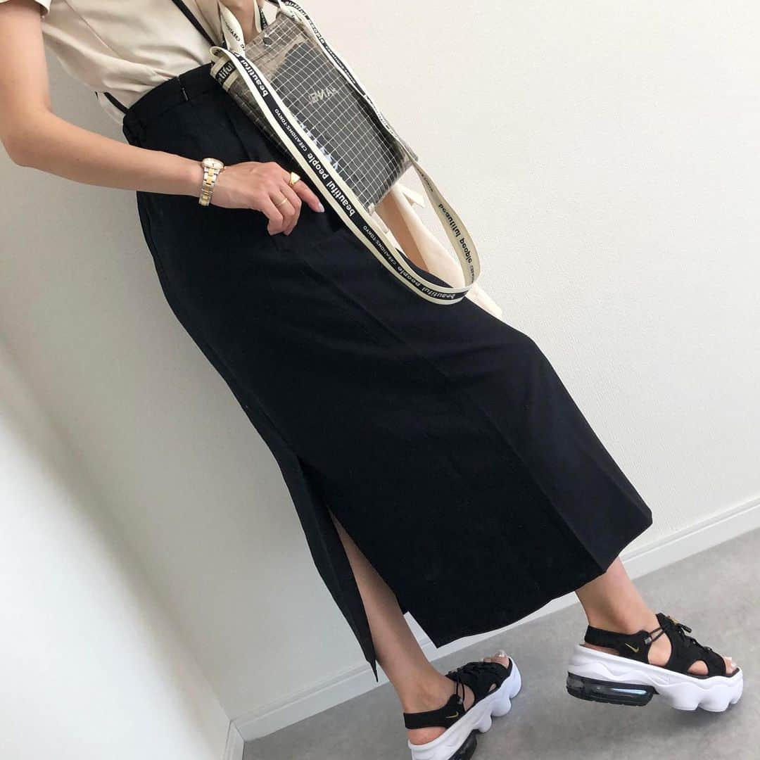 Miyoさんのインスタグラム写真 - (MiyoInstagram)「【GU・UNIQLO限定価格コーデ】﻿ ﻿ ▷▷▷スワイプ﻿ ﻿ GU限定価格で購入した﻿ #サスペンダー付きセミフレアスカート ❤︎﻿ 165cm Mサイズ着用です⑅◡̈*﻿ ポケット付きで便利！﻿ サスペンダーは取り外し可能なので、﻿ 2wayで使えます👍🏻﻿ ﻿ UNIQLOのクルーネックTも﻿ 今限定価格になってます☺️﻿ 昨年購入したベージュ色がお気に入り♡﻿今年も出てますよ〜♪ ﻿ AIR MAX COCOはホワイトも追加﻿ してました🥰﻿ ブラックも予約してて届くの待ち😂🙌🏻﻿ これからたくさん履こう👟﻿💕 ﻿ ﻿ ﻿ サスペンダー付きセミフレアスカート…#GU﻿ #クルーネックT …#UNIQLO﻿ ジャケット…#ユニクロ#plusJ﻿ サンダル…#NIKE#エアマックスココ﻿ バッグ…#celine#beautifulpeople﻿ イニシャルリング…#zara#ザラ﻿ ﻿ ﻿ ﻿ ﻿ ﻿ #GUコーデ#GU購入品#gumania#UNIQLOコーデ#ユニクロコーデ#ザラジョ#ザラコーデ#ザラジョコーデ#春コーデ#夏コーデ#スポサン#ママファッション#ママコーデ#プチプラコーデ#プチプラファッション#大人カジュアル#カジュアルコーデ#きれいめカジュアル﻿ ﻿ ﻿ ﻿ ﻿ ﻿ ﻿ ﻿」4月20日 21時47分 - miyopu