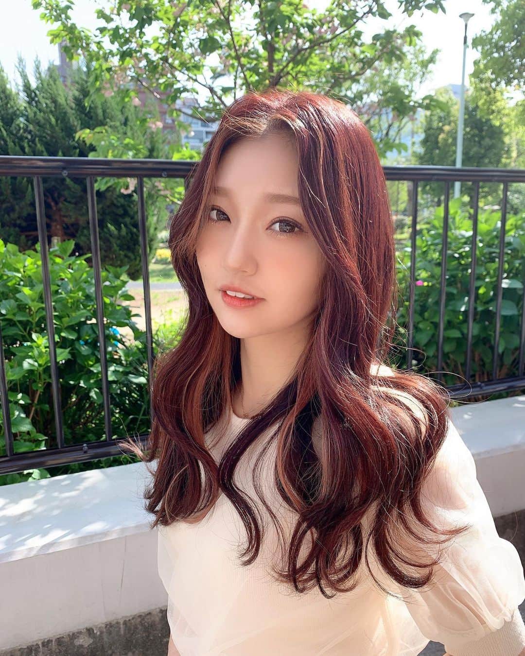 いっちゃん/嶋津 いつみのインスタグラム：「. . ヘアカラーを ピンクにしましたー💓 . . . インナーカラーにピンクを入れてもらうことはあったけど 全体をピンク系にしたのは 人生初めての経験です🙄👉🏻👈🏻 . . . . 今回も @yoooheeey  さんに お願いしました🐯🌿 . . 「オシャレな感じで似合うようにピンクにして～🙆‍♀️」って お願いして (またざっくりし過ぎてる奴w) こんなにいい感じにしてもらいました🥺❤️ . . . やっぱ特殊カラーお願いするなら よへさんしかおらん✌🏻✨ . . ピンクカラーにしたら ぐっとLADY感増して見えるから 不思議😱💜 . . . 周りからの評判も良かったし 気にいったので しばらくピンク系リピしようと思ってます🤭💓💓💓 . . . . #ピンクカラー #韓国ヘア #韓国カラー #ヨシンモリ #いっちゃん  #フリーモデル  #いっちゃんコーデ #ブライダルモデル #アレンジモデル #ヘアカラー  #ヘアアレンジ #くしゃ顔  #フリーモデル #ドレスモデル #ダイエット  #치맥  #좋아요환영 #소통환영 #팔로우환영  #팔로미 #인친환영 #친구해요 #셀카 #셀피」