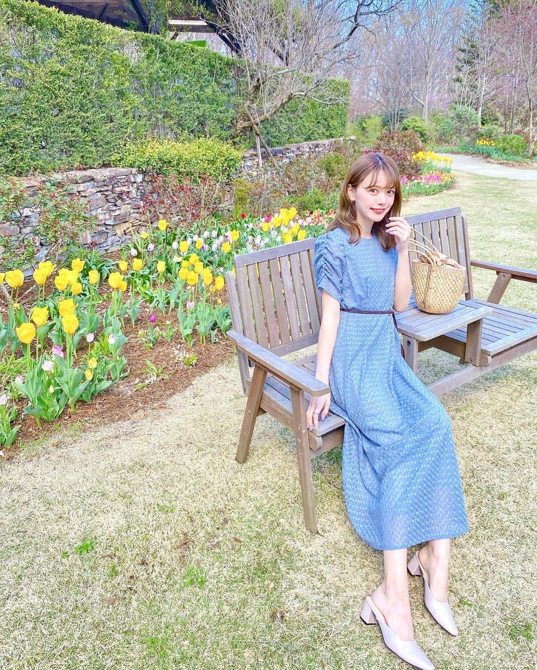 山崎春佳さんのインスタグラム写真 - (山崎春佳Instagram)「🌷💙  那須にあるコピスガーデンに行ったときの👶🏻 ぽかぽか天気で気持ち良かった〜  かわいいくすみブルーのワンピ☁️ @proportionbodydressing のですっ。 柔らかい素材が着心地抜群☺︎！ どんなサイズにも調整できる優秀で可愛いベルトが 付いてるよん♡︎  #me #tbt #ootd #dress #bluedress #pbd #proportion #proportionbodydressing #tulips #strawbag #pancakes #那須 #コピスガーデン #自然 #しふく #プロポ #プロポーションボディドレッシング #ワンピース」4月20日 21時52分 - haruka_yamazaki