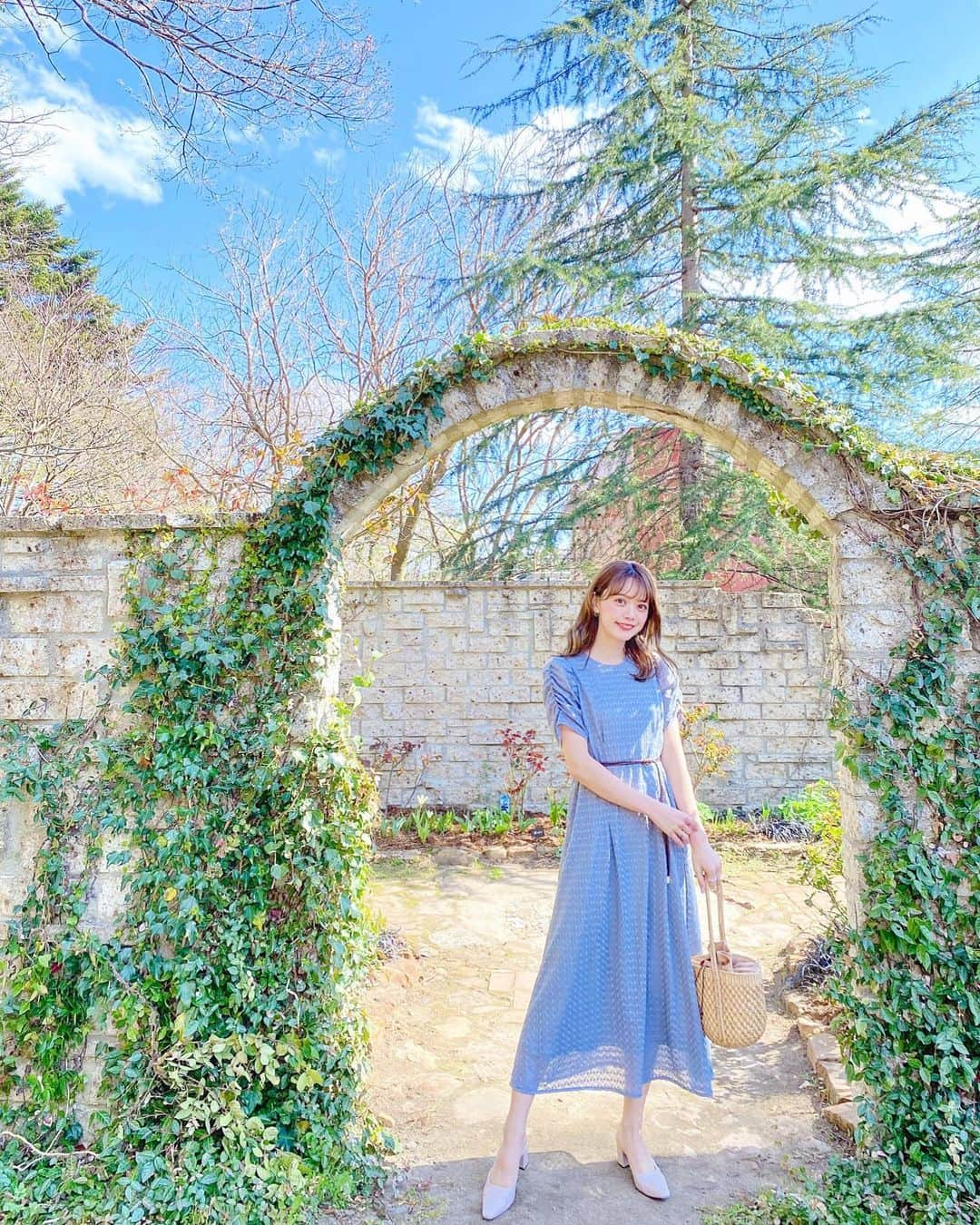 山崎春佳さんのインスタグラム写真 - (山崎春佳Instagram)「🌷💙  那須にあるコピスガーデンに行ったときの👶🏻 ぽかぽか天気で気持ち良かった〜  かわいいくすみブルーのワンピ☁️ @proportionbodydressing のですっ。 柔らかい素材が着心地抜群☺︎！ どんなサイズにも調整できる優秀で可愛いベルトが 付いてるよん♡︎  #me #tbt #ootd #dress #bluedress #pbd #proportion #proportionbodydressing #tulips #strawbag #pancakes #那須 #コピスガーデン #自然 #しふく #プロポ #プロポーションボディドレッシング #ワンピース」4月20日 21時52分 - haruka_yamazaki