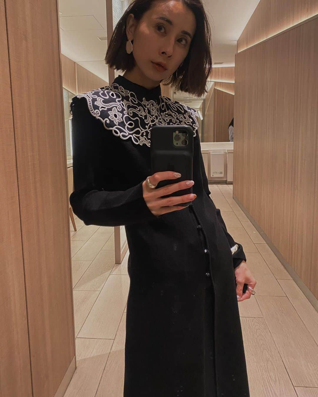 黒石奈央子さんのインスタグラム写真 - (黒石奈央子Instagram)「皆様からたっくさんお問い合わせいただいたこちらのニット。 先行除外でしたが人気すぎたので急遽追加することにしたよ！  . half open long top ¥16500 . . レースつけ襟は違うアウターのものをニットにつけてみた！ つけ襟プラスで一気更に可愛い！ . .  先行期間 WEB　4/22～26 代官山　4/22,23 新宿、心斎橋　4/24～26 . タグはこちらでまとめます！ 身長別で各スタッフもアップするよ！ #ameri2021autumnwinter . .  皆様のほしい物リストもこのハッシュタグで是非アップしてみてね！ オーダーの参考にさせていただきます！  @ameri_shinjuku @amerivintage @ameri_daikanyama @ameri.shinsaibashi  @ameri_omotesando #ameri#amerivintage #fashion #vintagefashion #coordinate#ootd#outfit#osanposnap #705_outfit #大人ファッション #大人コーディネート #大人スタイル #modestyle #modefashion#modecasual #ameri2021autumnwinter」4月20日 21時58分 - blackstone705