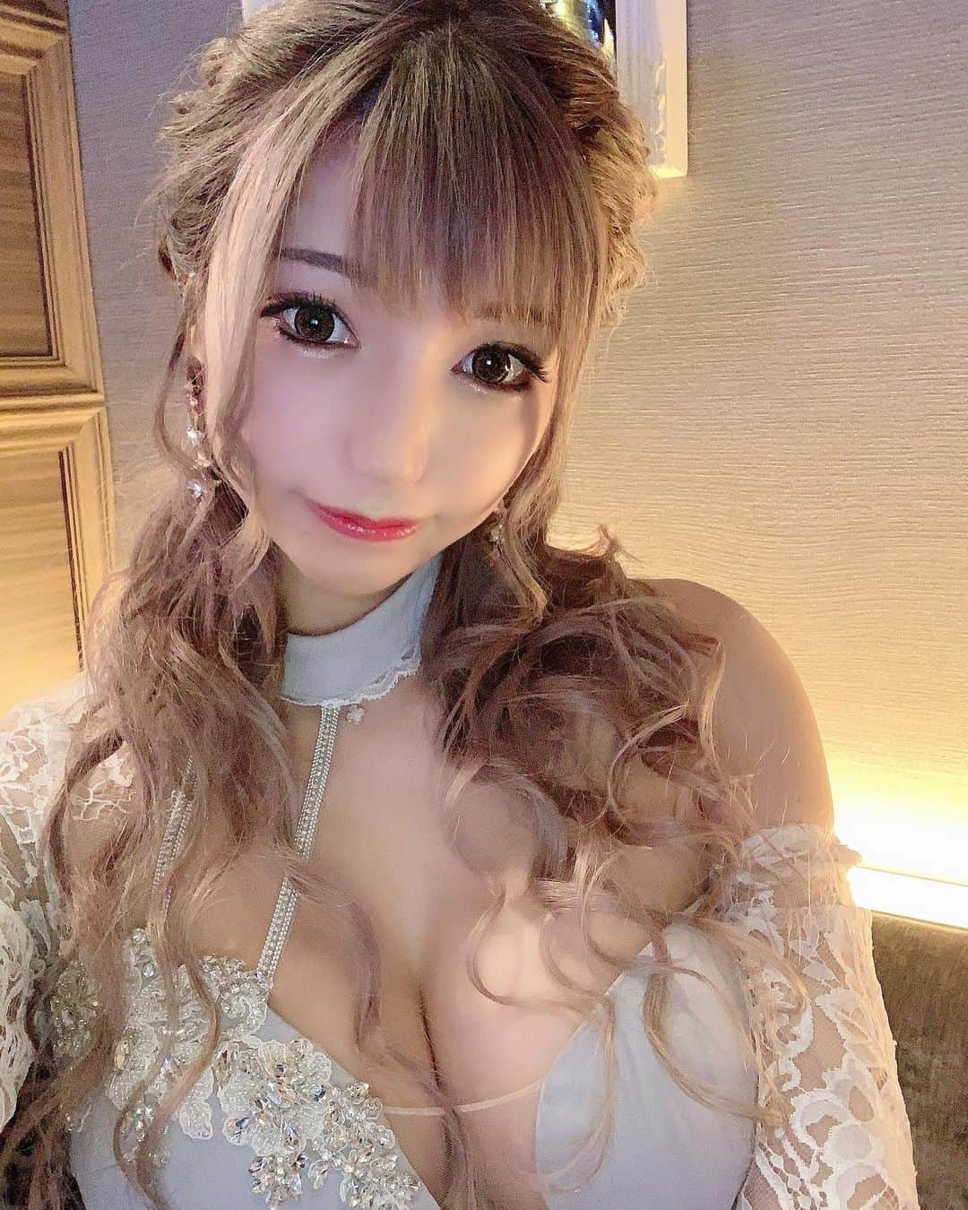 かえるちゃんさんのインスタグラム写真 - (かえるちゃんInstagram)「ラインも綺麗でお気に入りなドレス👗 とある撮影でドレスきたよ . ヘアメは　@ayuuuuuu51  @ayu.hair  ドレスは　@andress_official_  @andy_dress_official   ほんといつも感謝🥺💓💓 みんなにスタッフさんにも可愛い褒められた これもあゆちゃんのヘアメと Andyのドレスのおかげ🌸🌸🌸✨ ❤︎ ❤︎ #キャバ嬢  #東京 #脚フェチ #japan #ギャルコスプレイヤー #かえるちゃん #介護美容師 #撮影会モデル #ポートレート女子 #ポートレート撮影 #被写体モデル #good_portraits_world #hueart_life #lovers_nippon_portrait #pasha_magagine #portrait_shot #写真好きな人と繋がりたい #お洒落さんと繋がりたい #角色扮演  #얼스타그램 #팔로우 #셀피 #コスプレイヤー #バーレスクヤバイ #バーレスク東京 #ギャル #派手髪 #cosplay  #cosplayer  #followme」4月20日 22時01分 - k.kaeru