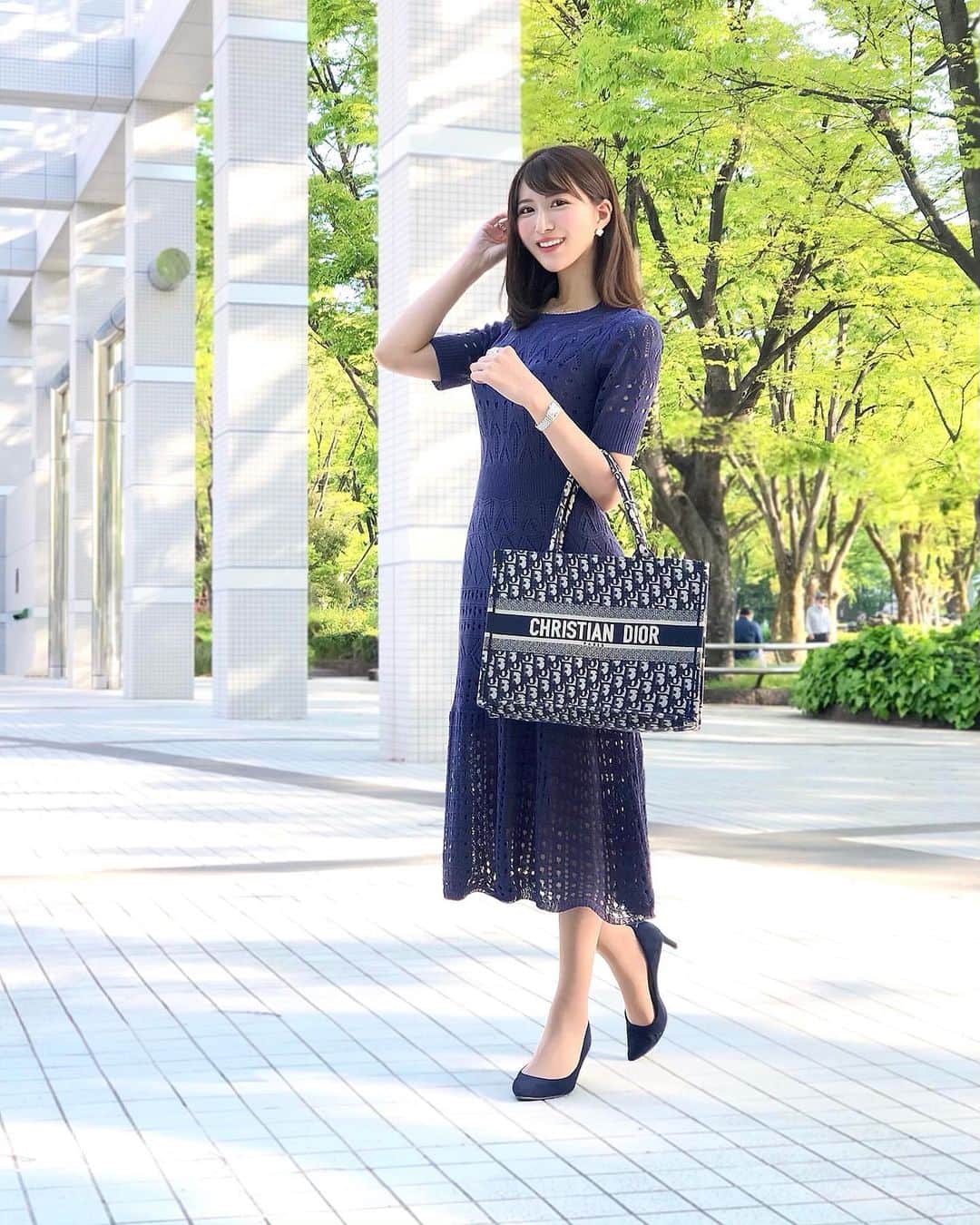 のインスタグラム：「💐👗🍃 𝑵𝑨𝑽𝒀 ♡𝑵𝑨𝑽𝒀♡ こんばんは😊 . 今日の仕事コーデ🐾 暖かかったので半袖のニットワンピースにしました♪ . ニットキャミ&ワンピのセットになっていて インナーを気にしなくても良いのと サマーニット素材で柔らかいので 楽ちんなコーデです💕 . (3枚目がわかりやすいです🐶) . . 昨日のストールと同じアパレルさん↓ @churalani さんのワンピース ぜひチェックしてみてください☺️✨ . . . 名古屋でも「まん延防止等重点措置」始まりましたね 初心を忘れずこまめに、手洗いうがい消毒をしっかり マスクをつけてソーシャルディスタンス👯‍♀️ 栄養バランス良く食べ、体を健康に保つなど 引き続き、対策していきましょう！😊 . . Dress：#churalani Pumps：#diana Bag：#dior . . #今日のコーデ #きょコ #ネイビーコーデ #お仕事コーデ #仕事コーデ #ワンピースコーデ #サマーニット #楽ちんコーデ #ゆるコーデ #透け感 #大人コーデ #キレイめコーデ #スマートカジュアル #トートバッグ #ディオール #ディオールバッグ #森林浴 #新緑 #白川公園 #名古屋市科学館 #コロナに負けるな」