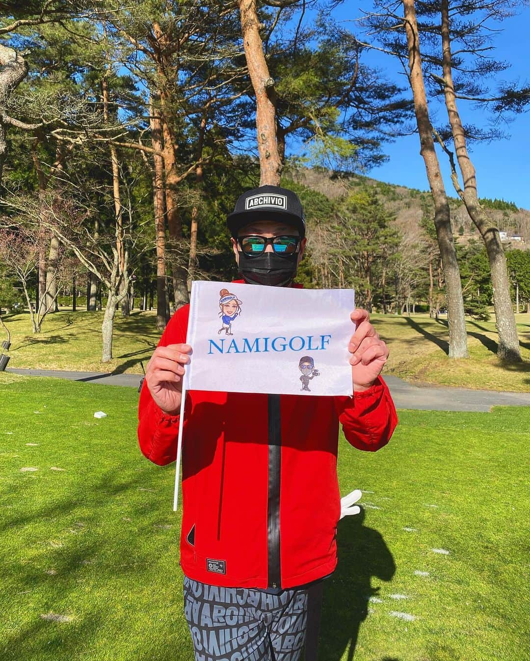 中島亜莉沙さんのインスタグラム写真 - (中島亜莉沙Instagram)「#namigolf のコンペにて ニアピン対決ホールを アルチビオチームが担当⛳️  この日のコーデは、 おはじき柄スカートのブルーコーデ💙 @archivio.official_online   参加者の方が、ナミさんとの コラボ動画観たよ！とか 優しく話しかけて下さって すごく嬉しかった🥺💗  お天気もすごく良くて とっても楽しかったー！ ありがとうございました♡  #よんまいめ #パターゴルフではございません  #archivio #アルチビオ #golf #ゴルフ #ゴルフウェア」4月20日 22時41分 - arisan_days