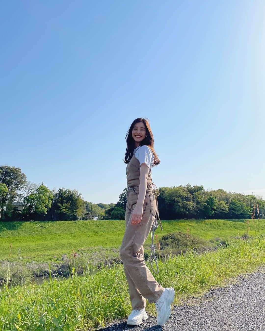 新木優子さんのインスタグラム写真 - (新木優子Instagram)「少しの時間でしたが...🥺散歩しながら太陽を目一杯浴びて幸せを感じました🌞 皆さんはどんな１日でしたか☺️？  私服  denim setup : @etretokyo  shoes : @ash_japan_official  bag : @dior   #撮影の時だけマスク外しています🙇🏻‍♀️✨」4月20日 22時45分 - yuuuuukko_