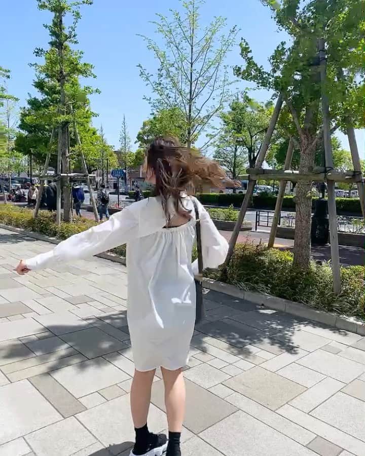 永山飛鳥のインスタグラム：「いいお天気だったので、白ワンピース☀️  #春　#いい天気 #白ワンピース」