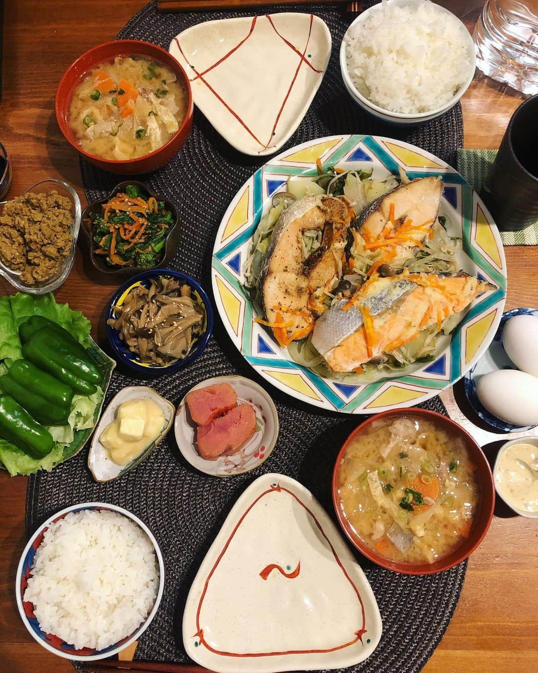 神咲詩織のインスタグラム：「・ ・ ・昨夜の晩ご飯🍽👨🏽🐨✨ ・ ・ ・塩鮭とお野菜きのこのフライパン蒸し ・菜の花と人参の胡麻和え ・色々きのことお揚げのさっぱり煮 ・クリームチーズ西京漬 ・レタス、ピーマン&カレー肉味噌 ・明太子 ・半熟玉子&雲丹マヨソース ・具沢山豚汁 ・白米 ・ ・ ・冷凍庫の塩鮭さんと使わなきゃなお野菜きのこ達でフライパン蒸し✨ ・ ・春キャベツ、新じゃがいも、新玉ねぎ、水菜、えのき、しめじ、塩鮭、人参、おろし生姜を順番にフライパンに重ねて ・ ・お酒とお水、粉末だしをいれて蓋をしてフライパンで蒸し焼きに☺️ ・ ・あっという間に出来るしほっとけばいいので楽ちんです🙌✨ ・ ・ ・そして季節のお野菜から旨味や甘みも沢山出るし、塩鮭の塩気が染みでるのでそのままでもとっても美味しいです✨ ・ ・ ・豚汁はごぼうをごま油で先に炒めると油に香ばしさがうつって格段に美味しくなります！！！ ・ ・その油で豚肉を炒めたらもう堪らん！！！(ごぼうは一旦出してからね) ・ ・ ・皆様是非お試しください🤓 ・ ・ ・ ・そして本日のお昼ご飯(2.3枚目)🍽🐨✨ ・ ・ ・ピリ辛中華餡掛け丼(玄米) ・ ・ ・昨夜のフライパン蒸しのお野菜達が余ったので、そこに豚こまと薄揚げとお豆腐を追加して豆板醤と鶏ガラで中華餡掛けにリメイク🙌 ・ ・とろふわで最高！ ・玄米といただきました✨ ・ ・ ・ ・いいお天気が続いて嬉しいですね☺️ ・ ・ ・あーピクニック行きたい、、、 ・ ・ #居酒屋こあら #自炊 #晩ご飯 #お昼ご飯 #👨🏽 #リメイク料理」