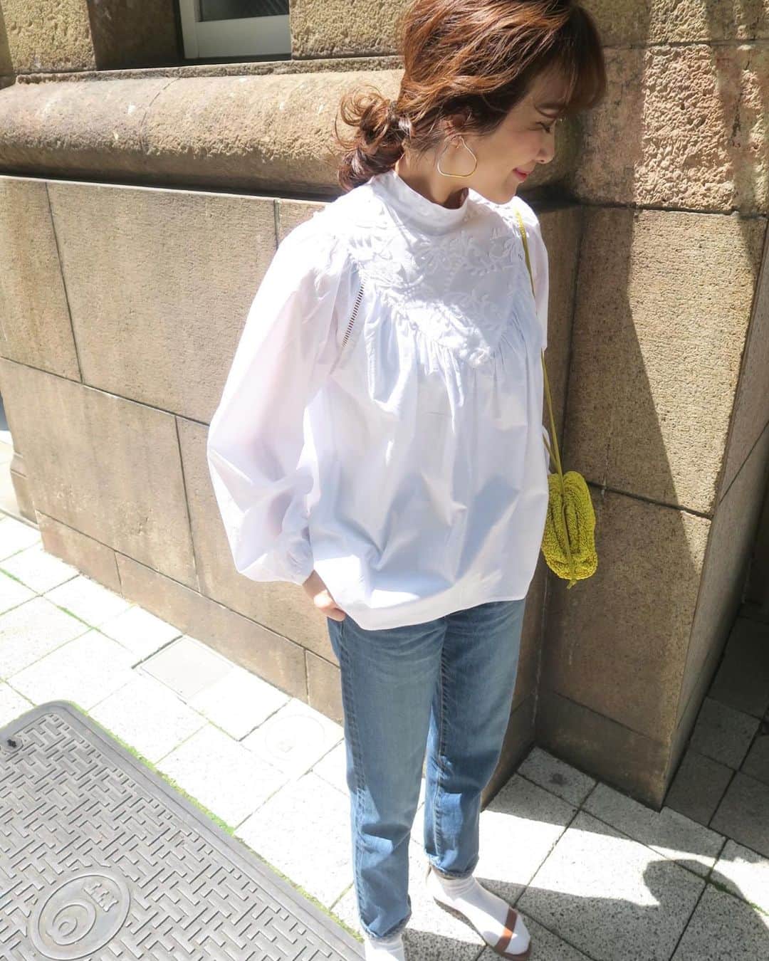 Mai Wakimizuのインスタグラム：「涼しげな印象になるようコットンレースとはしごレースを重ねたブラウスは、暑くなる前のこの時期なにかと使える1枚♡コットン生地って元々柔らかく見えるけど、ふんわりボリュームあるお袖で更に優しい印象に。スタンドカラーにした首回りはきちんと感も出してくれる♡合わせたデニムは最近また履きまくり＼(^o^)／38サイズでボーイズライクにゆるっと履いてます♡ #wakkinstyle#ootd#coordinate#ママコーデ tops:#linkable @linkable_official(今週22日発売予定) pants:#linkable @linkable_official  bag:#bottegaveneta  shoes:#manoloblahnik」