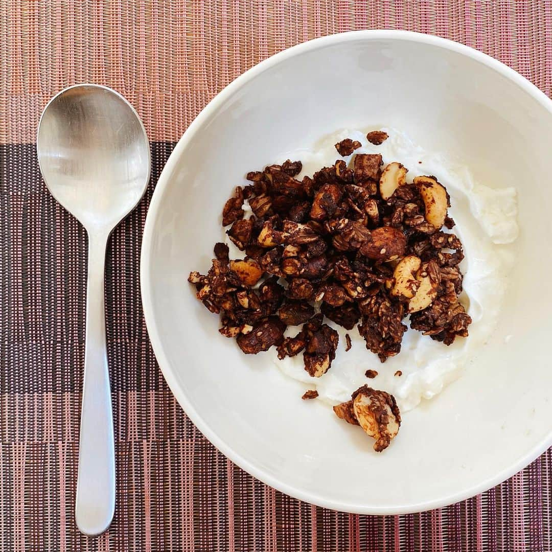 福島慶子さんのインスタグラム写真 - (福島慶子Instagram)「【chocolate granola🥣🍫】  朝食にも間食にも😋🍴  カカオは抗酸化作用が高く、 この時期から強くなる紫外線から肌を守ります✨ カカオの匂いがストレスを緩和‼️ #産後ダイエット #授乳中のおやつ  #自家製グラノーラ#ホームメイド#sweets #granola #慶子的美容薬膳」4月20日 15時11分 - keiko_fukushima