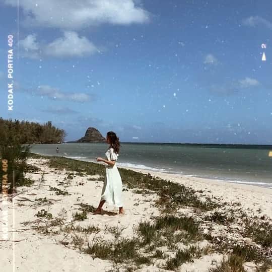 のインスタグラム：「あと1週間ー🌈🌈🌈🎈🎈🎈 BAYFLOWと私Mie😝コラボ春夏お洋服のお披露目ライブ👋 みんなに会いたい🧡  あと1週間で腕良くなるかな🥴  撮影裏！！いまからストーリーズ見てみてね🧡🧡🧡 日本時間4/28(水)発売開始🎉 ライブは4/27(火)午後8時から！ ハワイ時間だと、夜中の1時😝 いつもテンション高めなのに、さらに変なテンションで夜中に色々着替えちゃうよー🙌🏾🙌🏾🙌🏾🤣🤣🤣  みんなカレンダーにメモしてね！  @bayflow_inc  #bayflowxmie  #春夏コラボアイテム #真夜中ライブ #酒のつまみにどうぞ🧡  全て地球にも人にも優しいサスティナブル素材🧡 @orgabits」