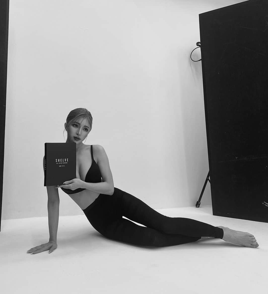 小原優花のインスタグラム：「この度、新発売の着圧レギンスSHELVEさんのイメージモデルに起用していただきました🙇‍♀️♡  初めて製品を見た時、シンプルでスタイリッシュなパッケージに一目惚れして、レギンスの細かく部位に合わせてフィットする着圧設計に感動しました🥺✨✨  着圧もかなり強度が高く、むくみがひどい日でも1時間ほど履いているだけでスッキリしてきます！😭💕  慣れるまでは少し余裕を持って履きやすいL〜LLサイズからスタートしても十分、履いた時の着圧効果がございます！🙆‍♀️💗💗  SHELVEはオールインワンレギンスで、骨盤、下腹部まわりまで徹底サポートしてくれる優れものです‼️🥰✨  私は朝起きてからの出かける前と、お家に帰ってきてからすぐ履くようにして毎日必ずむくみケアをしています👠💕  ちょうどこれから脚も出す機会が増える時期なので、日々の美脚ケアにぜひ試してみていただきたいアイテムです！🥺👖💗💗💗  #shelve #シェルビー #オールインワン #leggings #着圧レギンス #美脚ケア #むくみ解消 #くびれ #骨盤矯正」