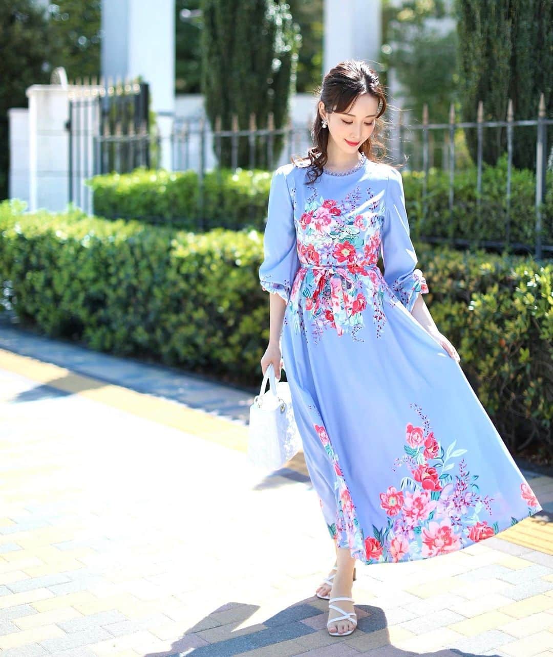 瀬戸早妃のインスタグラム：「晴れの日が続いて嬉しいですね🌺 皆様いかがお過ごしですか？💕 . カメリアの華やかな花柄マキシワンピースが @montresorsaki に登場しました！ . 風にふわっと揺れて爽やかな1枚👗💓 是非チェックしてみてくださいね♪ . . #montresor #montrésor #モントレゾール #selectshop #セレクトショップ  #綺麗めコーデ #大人可愛い #大人可愛いコーデ  #お出かけコーデ #観劇コーデ #cordinate」