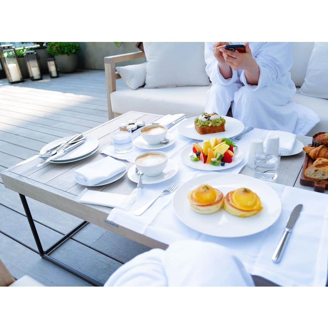 石井美保さんのインスタグラム写真 - (石井美保Instagram)「朝起きてあまりにもお天気が気持ちよくて、朝食はルーフテラスでいただくことにしました。」4月20日 16時24分 - miho_ishii