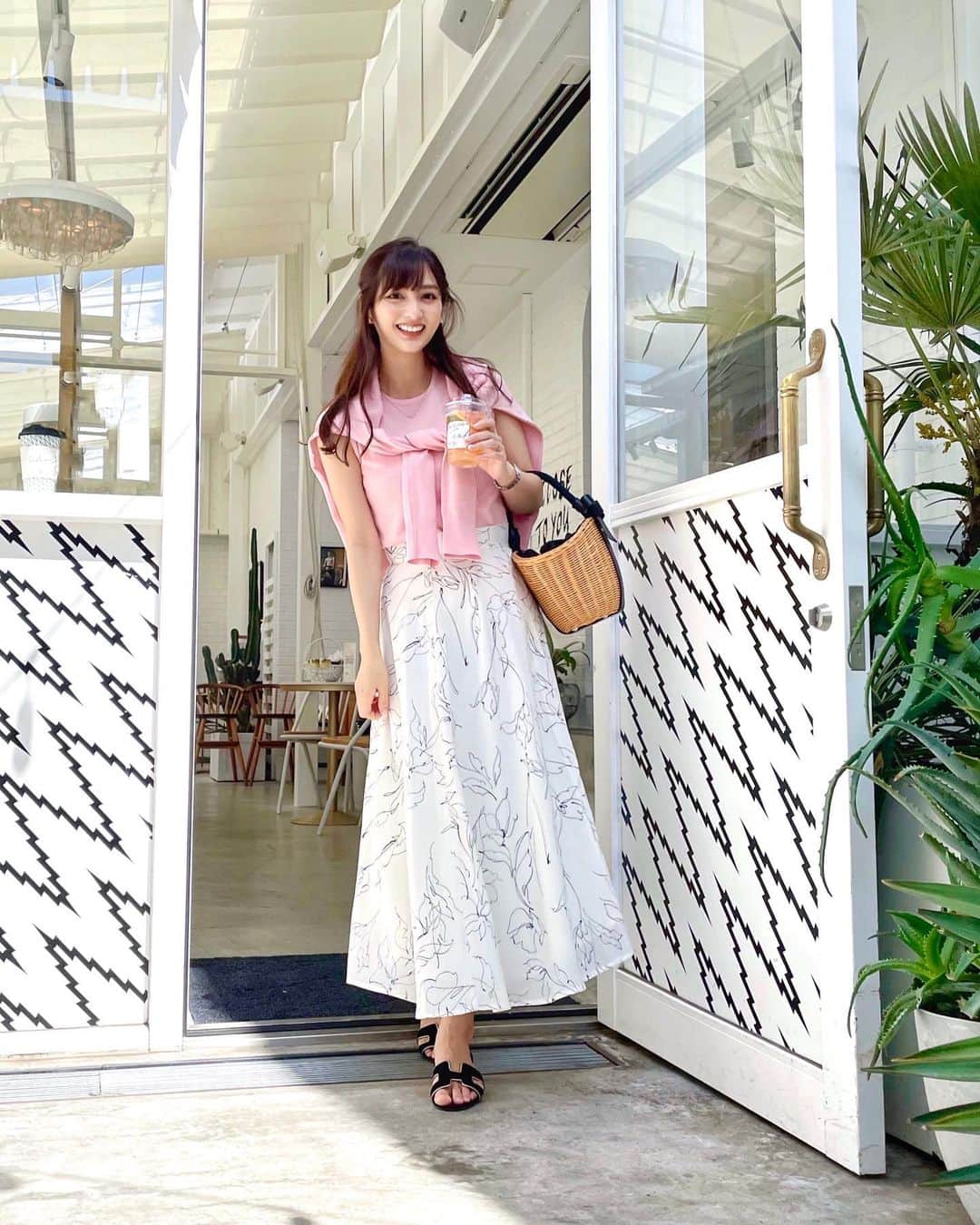 のインスタグラム：「もう日差しが暑くて夏みたい☀️🌴 ドリンクをテイクアウト〜🥤  とっても可愛いお洋服は冨張愛ちゃんコラボの アンサンブルとスカートです❣️ アンサンブルはUV対策もできて接触冷感だから これからの季節でもサラッと着られるよ✨ スカートもシワにならなくて透けないの！  めうたんコラボのお洋服はただ可愛いだけではなく 着ているとスタイルが良く見えて機能性もばっちり👌 本当に尊敬…🥺❤️  tops & skirt @lesoukholiday_official #lesoukholiday  bag @tocca_japan #tocca sandals @hermes #hermes  #coordinate#ootd#Japanese#japanesegirl#instafashion#rubi_fashion#男の子ママ#新米ママ#東京ママ#春服#新作#오오티디#아웃핏#ルスークホリデイ#冨張愛#アンサンブル#フレアスカート」
