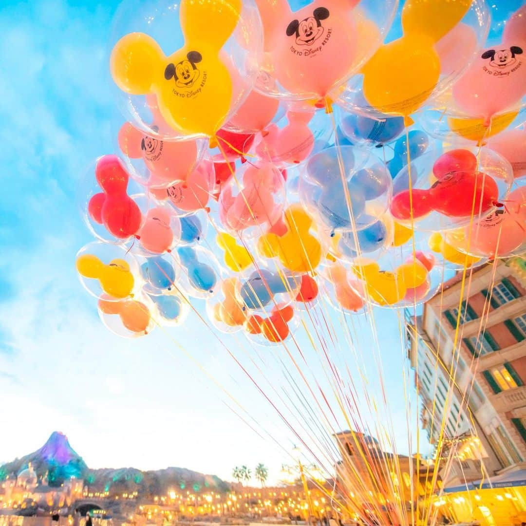 東京ディズニーリゾートさんのインスタグラム写真 - (東京ディズニーリゾートInstagram)「A colorful day with happy balloons! 夢を乗せて🎈 #ballon #mediterraneanharbor #tokyodisneysea #tokyodisneyresort #風船 #メディテレーニアンハーバー #東京ディズニーシー #東京ディズニーリゾート」4月20日 17時26分 - tokyodisneyresort_official