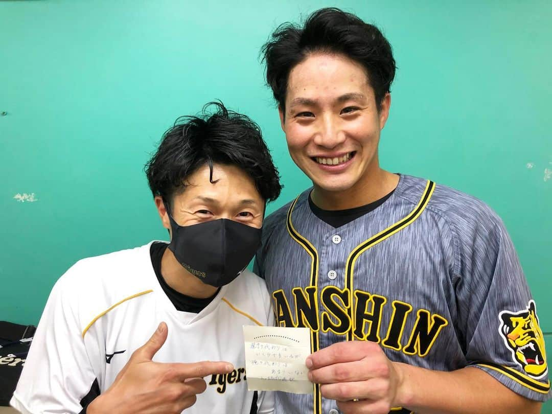 阪神タイガースさんのインスタグラム写真 - (阪神タイガースInstagram)「今日の声出しも木浪選手！ 今日の名言は…？！ #木浪聖也 選手  #ジェリーサンズ 選手 #橘通訳  サンズ選手から橘通訳へのドッキリ！ 橘通訳「そんな事言ったことない！」との事です😁 #今日の円陣 #阪神タイガース #挑超頂」4月20日 17時33分 - hanshintigers_official