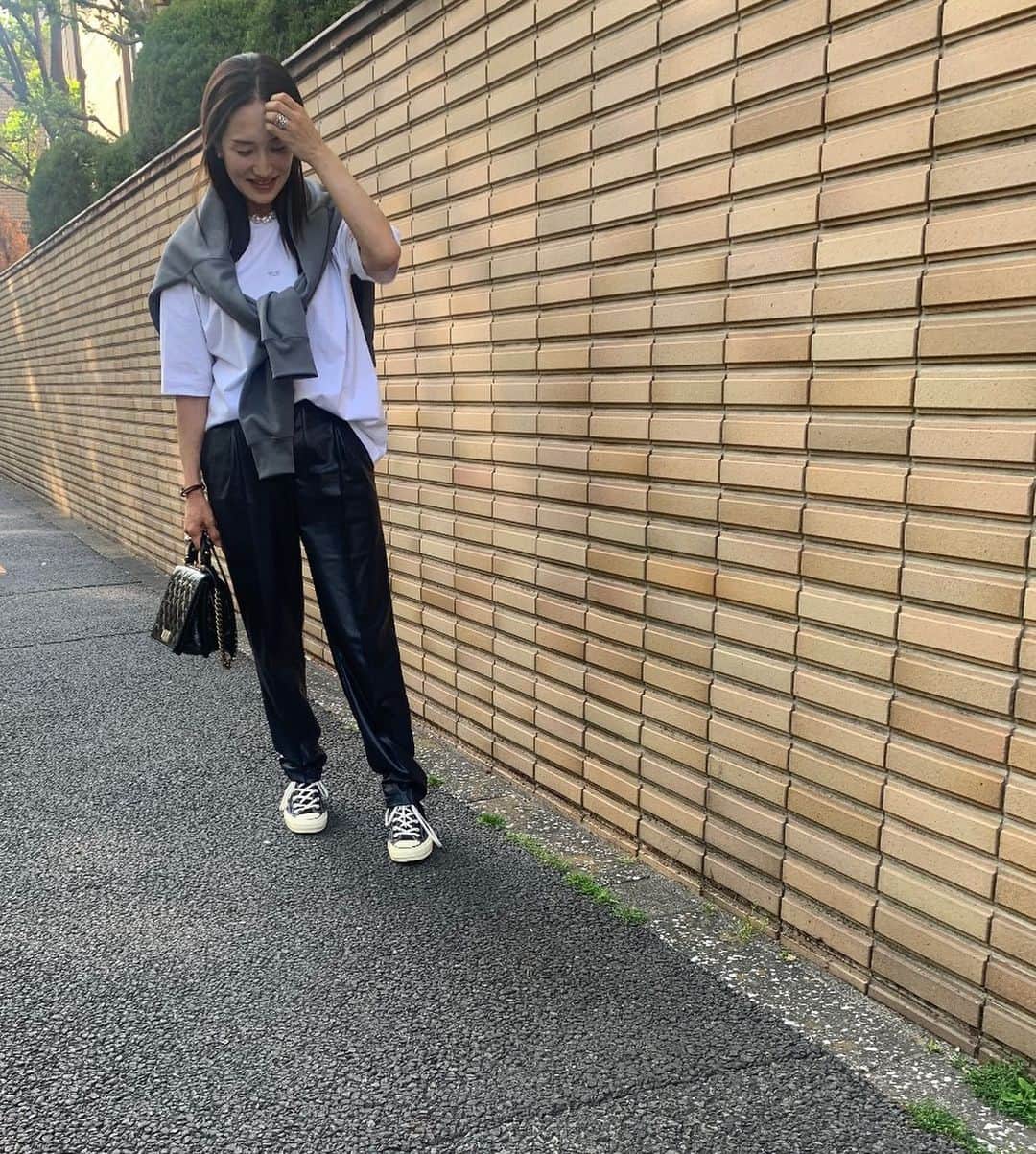 亀恭子のインスタグラム：「夏日でしたね✴︎  日中はTシャツで過ごせるくらいだったので、 生地感・シルエット 共にとても好みな逸品を。  ちなみにボトムはネイビーのフェイクレザーです。  today's… #fashion #ootd #kkstyle #tokyo #kamescloset #  #velvetbysternberg #forwardtshirts #sweatshirts #auralee #pants #loeff #necklace #maayapearls #bag #chanel #shoes #converse #spring #april」
