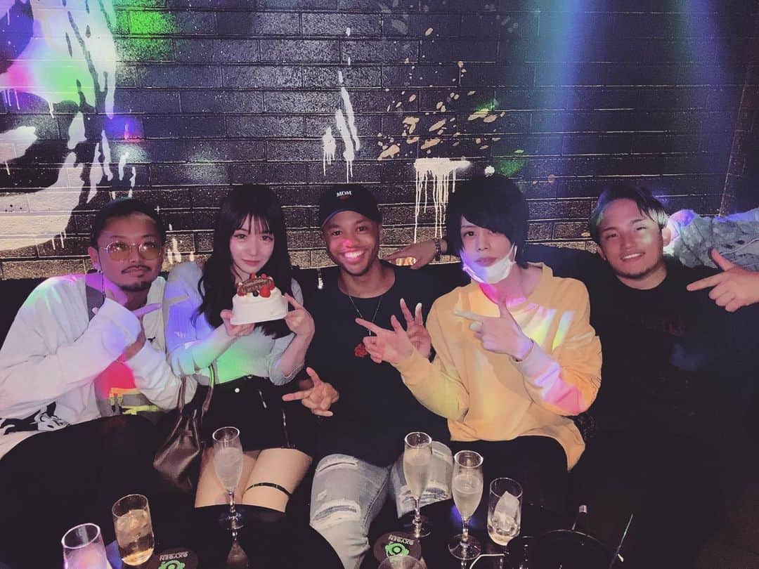 Richesのインスタグラム：「元スタッフのみさきちゃんの誕生日祝いをOXYGENでしました！ みさきちゃんはガンパリマジックの1曲目のMVから出てもらったりと色々お世話になりました🙏 いい一年を過ごしてね！ メンバー3人でうちで飲んだもの久しぶりで楽しかったな(^^) DJ SHIMASE、シャンパンありがとなw ・ ・ #リチェス #パリピ #youtube #youtuber #金髪 #黒人 #ハーフ #番号教えて #ガンパリマジック #由比ヶ浜 #tバック #歌舞伎町 #新宿 #東京 #入間 #埼玉 #ガーナ #南魚沼 #新潟 #riches #tokyo #japan #ghana #hiphop #party #love #instagood #happy #followme #follow」