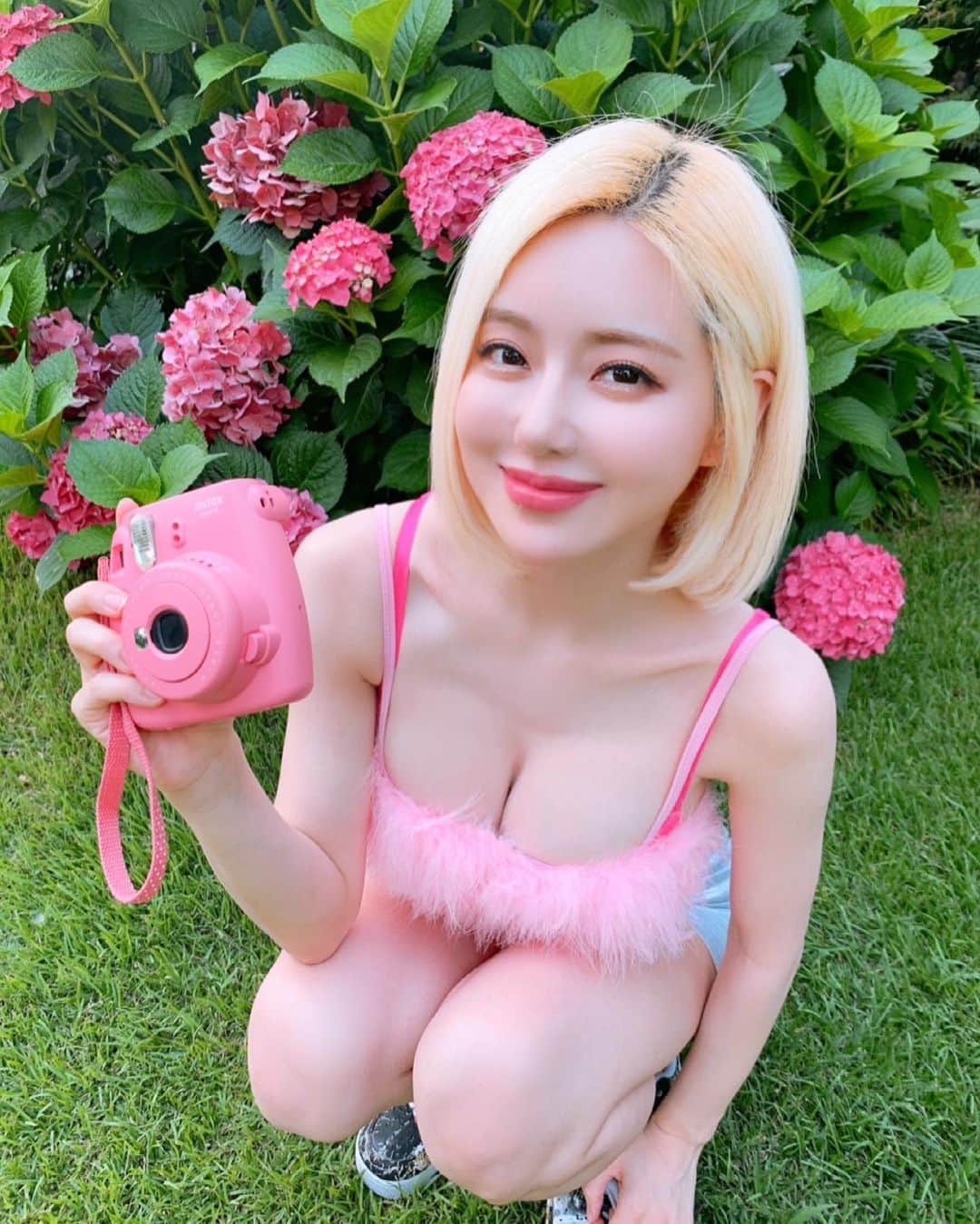 Dj Sodaのインスタグラム：「Hi eveyone!💕I brought presents for you today!🎁 Among the fans who subscribe to my Fantrie channel until 30th April, I’ll send polaroid selfies and handwritten autographs through a lottery.📷💌 www.Fantrie.com/deejaysoda (or the Fantrie link on my bio) 💖이벤트💖 소다 팬트리(Fantrie)채널을 구독하면 추첨을 통해서 폴라로이드 셀카와 친필싸인을 보낼꺼에요!! 📷💌💕 www.Fantrie.com/deejaysoda (소다 프로필에 링크 클릭!)」