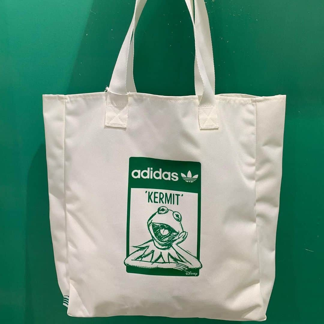 加藤里奈（カトリーナ）さんのインスタグラム写真 - (加藤里奈（カトリーナ）Instagram)「💚adidas × SDGs💚 スタンスミスはサステナブルへ♻️ @adidastokyo  4/8からアディダスブランドコアストア名古屋で 販売が始まったリサイクル素材を50%使った PRIMEGREENアッパーが特徴の商品で コーディネートしてみました💚 ※スカートは私物  緑がとてもかわいい🍀  ✅マペッツのカーミット ✅マーベルのハルク ✅トイ・ストーリーのレックス ✅ピーター・パンのティンカー・ベル ✅モンスターズ・インクのマイク・ワゾウスキ ✅スターウォーズのヨーダ ディズニー・ピクサー・マーベルの グリーンのキャラクターがデザインされています🌳  全部かわいくて迷った！！！  9〜10枚目は“スタンスミスフォトブース ”の動画と画像！ 自分の顔がスタンスミスを象徴する シュータンロゴのデザインになります🤣 5/31まで無料で体験できます🤩  #adidasOriginals #STANSMITHFOREVER #ENDPLASTICWASTE #マペッツ #カーミット #マーベル #ハルク #トイストーリー #レックス #ピーターパン #ティンカーベル #モンスターズインク #マイクワゾウスキ  #スターウォーズ #ヨーダ #ディズニー #ピクサー #マーベル #disney #pixar #marvel #スタンスミス #stansmith #adidas #sdgs #sdgs2030 #sdgsjapan #アディダスブランドコアストア名古屋 #アディダス #アディダスコーデ #スニーカー女子」4月20日 18時09分 - rinakatoktriiina