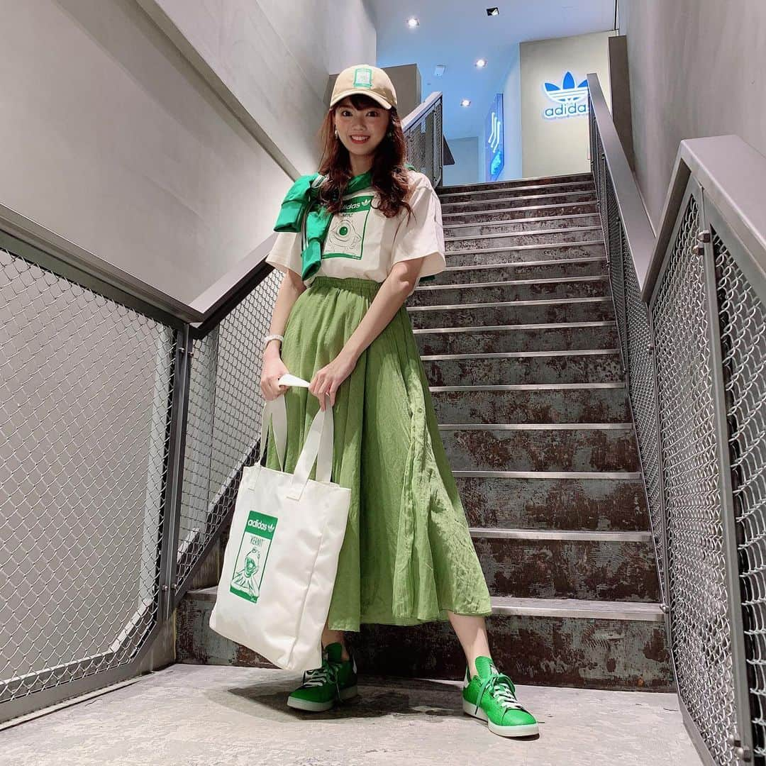 加藤里奈（カトリーナ）さんのインスタグラム写真 - (加藤里奈（カトリーナ）Instagram)「💚adidas × SDGs💚 スタンスミスはサステナブルへ♻️ @adidastokyo  4/8からアディダスブランドコアストア名古屋で 販売が始まったリサイクル素材を50%使った PRIMEGREENアッパーが特徴の商品で コーディネートしてみました💚 ※スカートは私物  緑がとてもかわいい🍀  ✅マペッツのカーミット ✅マーベルのハルク ✅トイ・ストーリーのレックス ✅ピーター・パンのティンカー・ベル ✅モンスターズ・インクのマイク・ワゾウスキ ✅スターウォーズのヨーダ ディズニー・ピクサー・マーベルの グリーンのキャラクターがデザインされています🌳  全部かわいくて迷った！！！  9〜10枚目は“スタンスミスフォトブース ”の動画と画像！ 自分の顔がスタンスミスを象徴する シュータンロゴのデザインになります🤣 5/31まで無料で体験できます🤩  #adidasOriginals #STANSMITHFOREVER #ENDPLASTICWASTE #マペッツ #カーミット #マーベル #ハルク #トイストーリー #レックス #ピーターパン #ティンカーベル #モンスターズインク #マイクワゾウスキ  #スターウォーズ #ヨーダ #ディズニー #ピクサー #マーベル #disney #pixar #marvel #スタンスミス #stansmith #adidas #sdgs #sdgs2030 #sdgsjapan #アディダスブランドコアストア名古屋 #アディダス #アディダスコーデ #スニーカー女子」4月20日 18時09分 - rinakatoktriiina