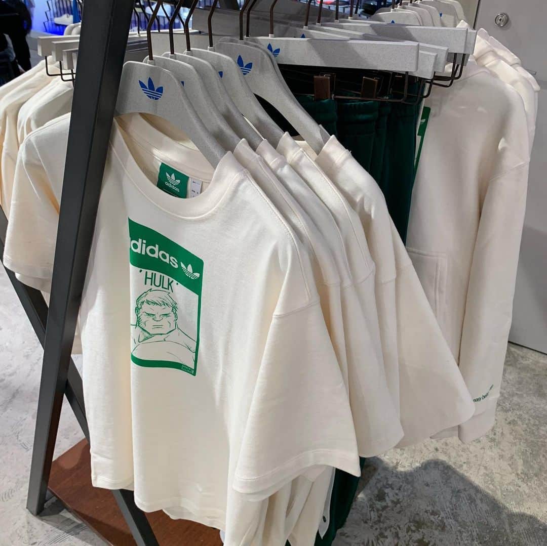 加藤里奈（カトリーナ）さんのインスタグラム写真 - (加藤里奈（カトリーナ）Instagram)「💚adidas × SDGs💚 スタンスミスはサステナブルへ♻️ @adidastokyo  4/8からアディダスブランドコアストア名古屋で 販売が始まったリサイクル素材を50%使った PRIMEGREENアッパーが特徴の商品で コーディネートしてみました💚 ※スカートは私物  緑がとてもかわいい🍀  ✅マペッツのカーミット ✅マーベルのハルク ✅トイ・ストーリーのレックス ✅ピーター・パンのティンカー・ベル ✅モンスターズ・インクのマイク・ワゾウスキ ✅スターウォーズのヨーダ ディズニー・ピクサー・マーベルの グリーンのキャラクターがデザインされています🌳  全部かわいくて迷った！！！  9〜10枚目は“スタンスミスフォトブース ”の動画と画像！ 自分の顔がスタンスミスを象徴する シュータンロゴのデザインになります🤣 5/31まで無料で体験できます🤩  #adidasOriginals #STANSMITHFOREVER #ENDPLASTICWASTE #マペッツ #カーミット #マーベル #ハルク #トイストーリー #レックス #ピーターパン #ティンカーベル #モンスターズインク #マイクワゾウスキ  #スターウォーズ #ヨーダ #ディズニー #ピクサー #マーベル #disney #pixar #marvel #スタンスミス #stansmith #adidas #sdgs #sdgs2030 #sdgsjapan #アディダスブランドコアストア名古屋 #アディダス #アディダスコーデ #スニーカー女子」4月20日 18時09分 - rinakatoktriiina