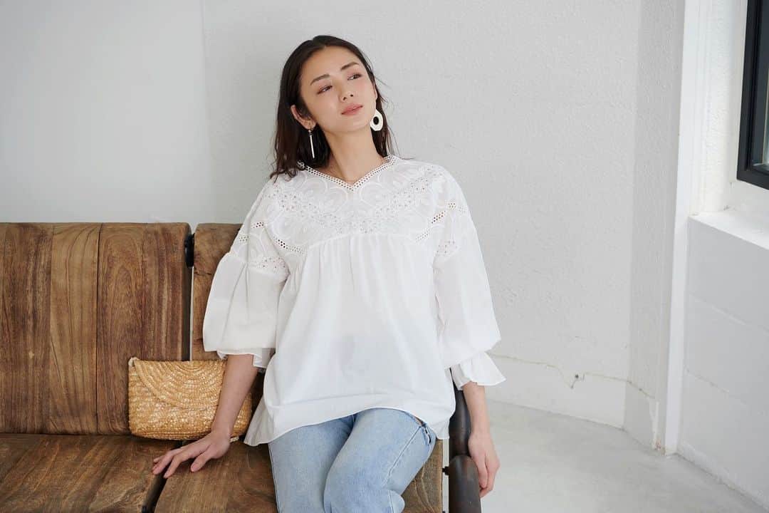 片山萌美のインスタグラム：「@valmuer_official  #ヴェルムーア #valmuer  #moemikatayama   暑いので このくらいラフでかわいい服装で過ごしたい 🌞」