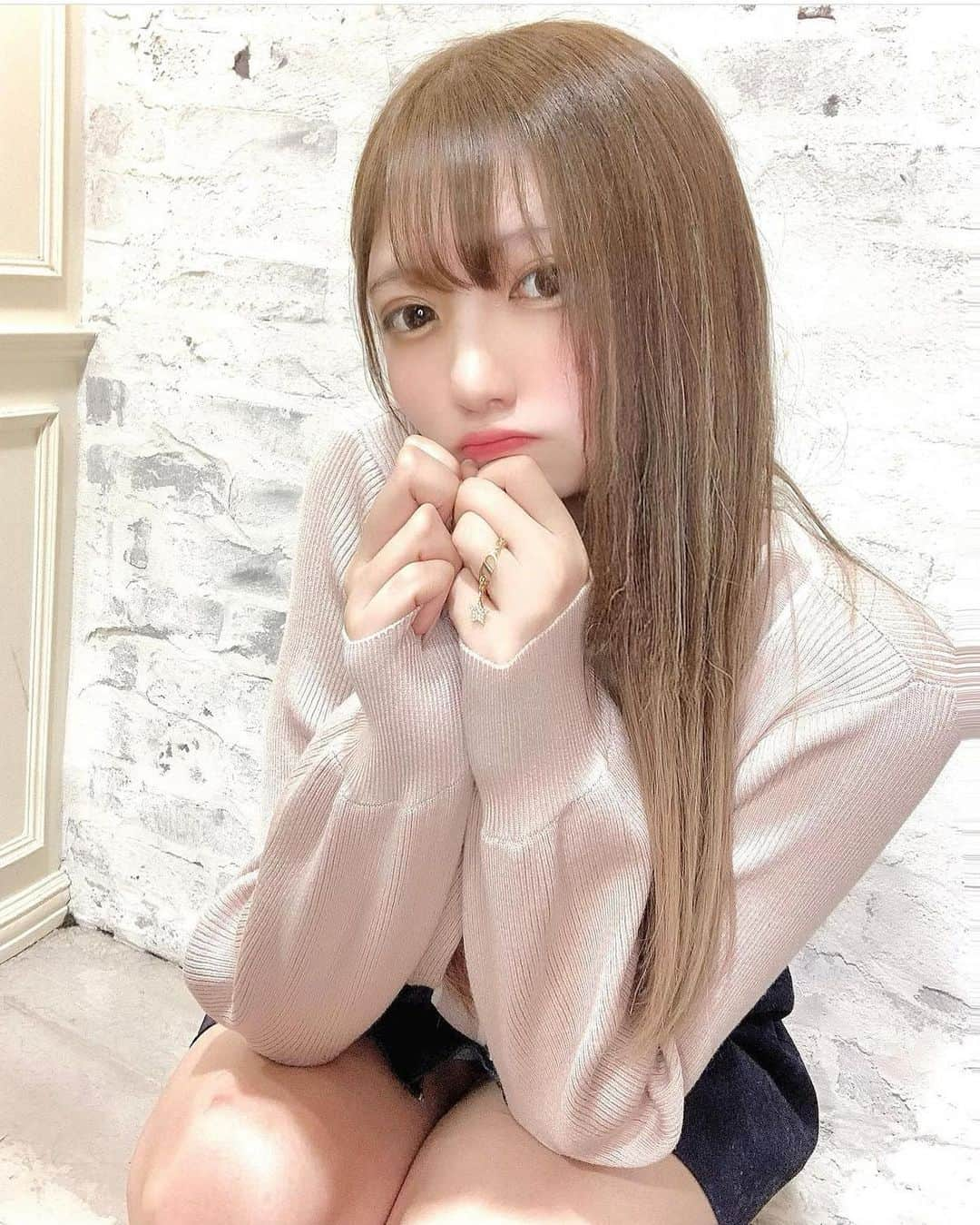 ゆーちゃんさんのインスタグラム写真 - (ゆーちゃんInstagram)「尊敬してる評論 執筆家さん尾原さんがシンガポールから日本に滞在していると知り猛烈アタック。なんとシンガポールへ帰る出国日の早朝、滑り込みでお時間をなんとか作っていただき、お会いしてきました！！！！😭  私にとって貴重であり、明確なビジョンを見出すことのできた非常に有意義な時間でした。  自分の理想とする生き方をすでに先駆けてる方からアドバイスいただけるなんて、この上なく幸せなことです。感謝してもしきれないというのに、彼が放った言葉はギブギブギブ＆ギブ！  この考えは本にも著されています。 自分の持っている能力なり知識はさらけ出すに越したことはないと笑ってらっしゃいました。なんて素敵なんだろうなぁ。  まだまだ自分のやり方に葛藤や迷いがある中で、 多くのギブを繰り返して行くことが 最も自分の夢への近道であり未来につながると背中を押してくださりました。ありがとうございます。  人生100年時代と言われている世の中 世の流れはどんどん変わりゆくスピードに対し 自分の気持ちや考えってついていかないんですよね  就活の時期だからこそ明確に、自分は 同じビジョンを持つ大切な仲間と一緒に 仕事なり今後の活動をしていきたいと改めて思いました。 どう自由に働くか、どう仕事のチャンスを作るか、 今の職場やこれからの働き方に悩んでる人にオススメ。 また、転職をしない方でも 自分を見つめなおす良い機会やヒントになると思うので手に取っていただきたい1冊です。  「どこでも誰とでも働ける:  12の会社で学んだ“これから”の仕事と転職のルール」   #尾原和啓の縛られない働き方  #自己啓発 #心理学 ﻿ ﻿ #読書 ﻿ #読書記録 ﻿ ﻿ ﻿ #読書好き ﻿ #読書日記 ﻿ #本 ﻿ #書評 ﻿ #本好きな人と繋がりたい ﻿ #書評 ﻿ ﻿ ﻿ #本が好き ﻿ #本屋 #転職 #生き方 #ギブ﻿ #give﻿ #思いやり﻿ #感謝﻿ #言葉で伝える﻿ #note﻿ #毎日note ﻿ #ビジネス書﻿ #格言﻿ #アウトプット﻿ #インプット﻿ #オススメ本﻿ #自己資産﻿ #自己投資﻿ #パーソナルキャピタル﻿」4月20日 18時25分 - yurina_era999