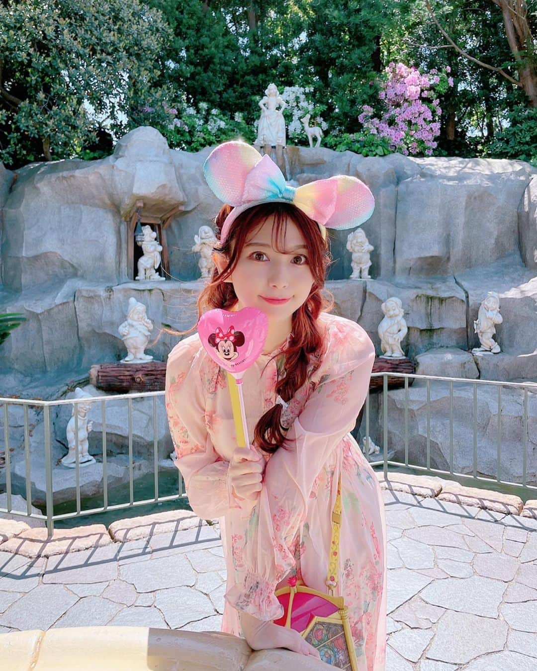 日野礼香さんのインスタグラム写真 - (日野礼香Instagram)「春のディズニー🌸🌷🌹🌼  #disney #disneyland #disneyphotography #disneygram #portrait #tokyodisneyland #flowers #spring #japanesegirl #ディズニーランド #東京ディズニーランド #春　#春コーデ　#ディズニーコーデ #花」4月20日 18時37分 - reicheru219