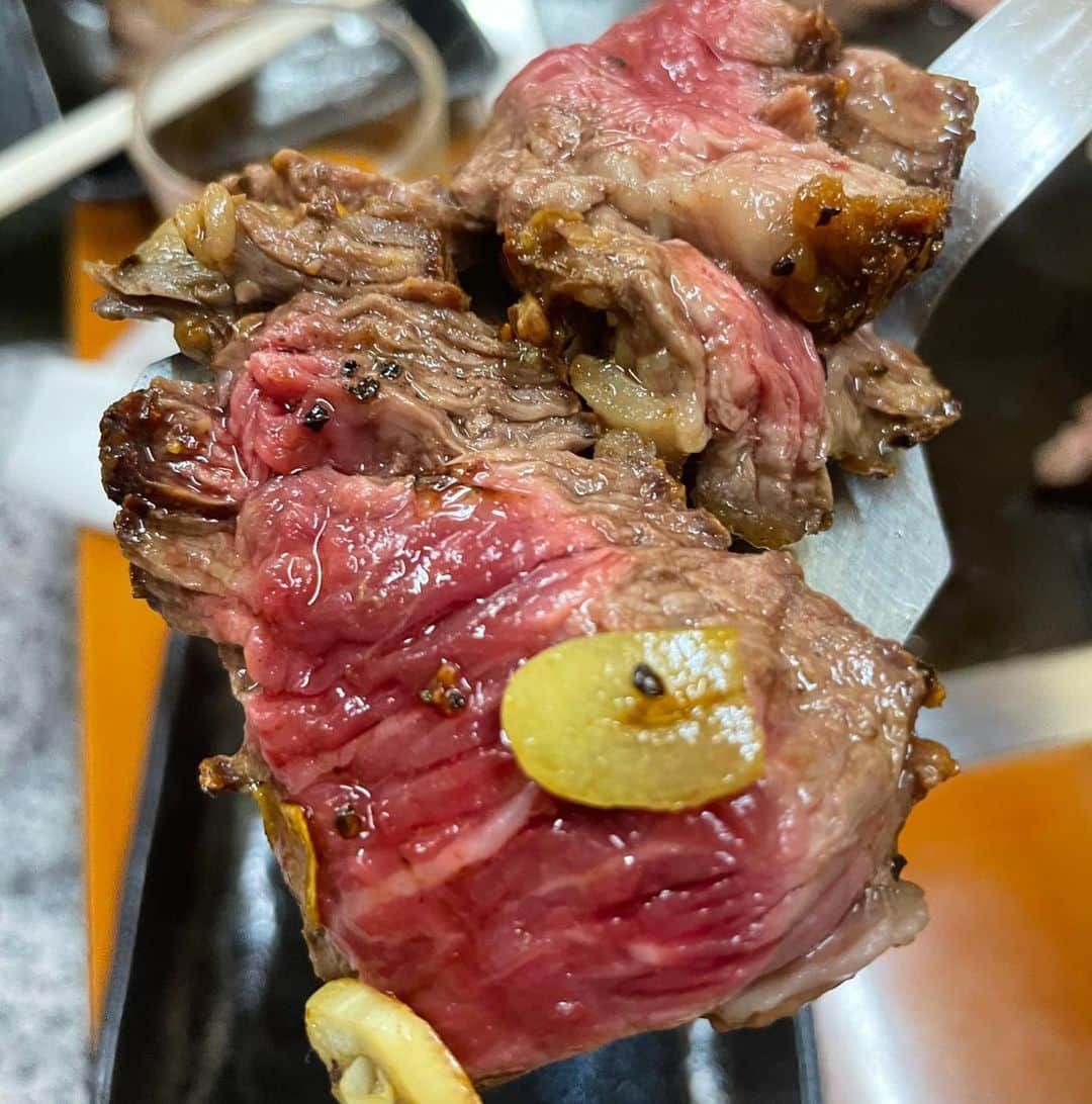 リンリンさんのインスタグラム写真 - (リンリンInstagram)「[日暮里　#大木屋]肉のエアーズロック(コースになっていて1人5千円位)コスパ&味最高‼️予約して行くべき‼️美味しいお肉が食べられるお店✨動画2枚目、4枚目 . 今回お誘い頂き初訪問😊 . こちらは肉のエアーズロックで超有名なお店✨(コースで他にも色々インパクトあるメニューあるので投稿2回に) . 総重量800g &厚さ10センチ以上あるインパクト大のこちらは「肉のエアーズロック」と呼ばれる一品🍖 . 目の前の鉄板でたっぷりのバター🧈と一緒にジュージュー音を立てて焼かれやるお肉は食欲が湧いてくる😭 . 店主さんがその場で少しレアの状態で切ってくれて、好みで焼き加減を調整して食べます✨ . 塩胡椒とバターのみで味付けされてシンプル何ですが、肉肉しくめちゃくちゃ美味しい‼️‼️ . 正直どうせ見た目だけで、味はそこまでじゃないと思っていたんだけど見事に期待を裏切られた‼️🥺 . コースになっていてどれもインパクト&味も美味しいし、しかも飲んで食べて1人5千円位だしこれは予約して行く価値あり😊‼️ .  皆様もお友達さんと是非☺️❤️ . お誘いありがとうございました🥺 @aoyan_food  さん 色々やって頂きありがとうございました✨ @nice_meeeeat_you  さん  ⚠️<要注意>⚠️ 前月の1日より受付開始 1テーブル5～7名 ※1テーブルが5名以上にならない人数は予約不可(例:8名、9名など) . ドリンクはセルフサービス お酒、ソフトドリンク色々あり。 . ☠️かなり重要☠️ 鉄板で調理する為たまにソースが跳ねたりする事もあるので汚れが目立たなそうな服やどうでもいい服を着ていく事をオススメ。 ————-📍〜お店情報〜📍—————— ＜店名と最寄駅> 大木屋　日暮里駅から徒歩6分。 . 🏠<住所＞ 東京都荒川区西日暮里3-13-5  . ⏰<営業時間＞ 現在コロナの影響で 18時〜20時 . 🗓<定休日>」4月20日 18時55分 - rinrin99999