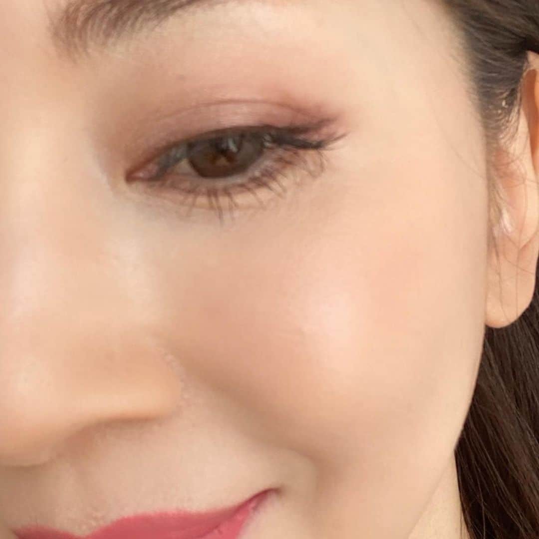 君島十和子さんのインスタグラム写真 - (君島十和子Instagram)「今晩20時から インスタLiveがあるので メイクはこの製品を使いました✨💕 Liveのアカウントは  @ftcbeauty.staff (1週間アーカイブに残しますね🍀)  アイシャドウと眉マスカラは セルヴォーグ(@celvoke.jp ) アイシャドウEX05 眉マスカラC 01  このシャドウのテクスチャーに惚れ込みました。 まぶたにしっとりなじむ上に、発色が美しい。 指先でもブラシでもキレイ。  チークはエルメスの日本限定色ローズポワブレ37番。 最近チークはクリームタイプばかりだったけれど、こちらはパウダーなのに乾燥しにくい。マスクから少し見えるかな？くらいの位置(高め)に入れてます。  そしてリップはルージュディオール「フォーエバーリキッド458フォーエバーパリ(@diormakeup ) ローズ系ですが、イエベの私でも浮かない発色と崩れにくさ、乾きにくさで選びました。  お時間あったら のぞいてみて下さいね🍀✨😃  #ftc#ftcaoyama  #君島十和子 #フェリーチェトワコ #きみじまとわこ #ftcbeauty.staff」4月20日 18時56分 - ftcbeauty.official