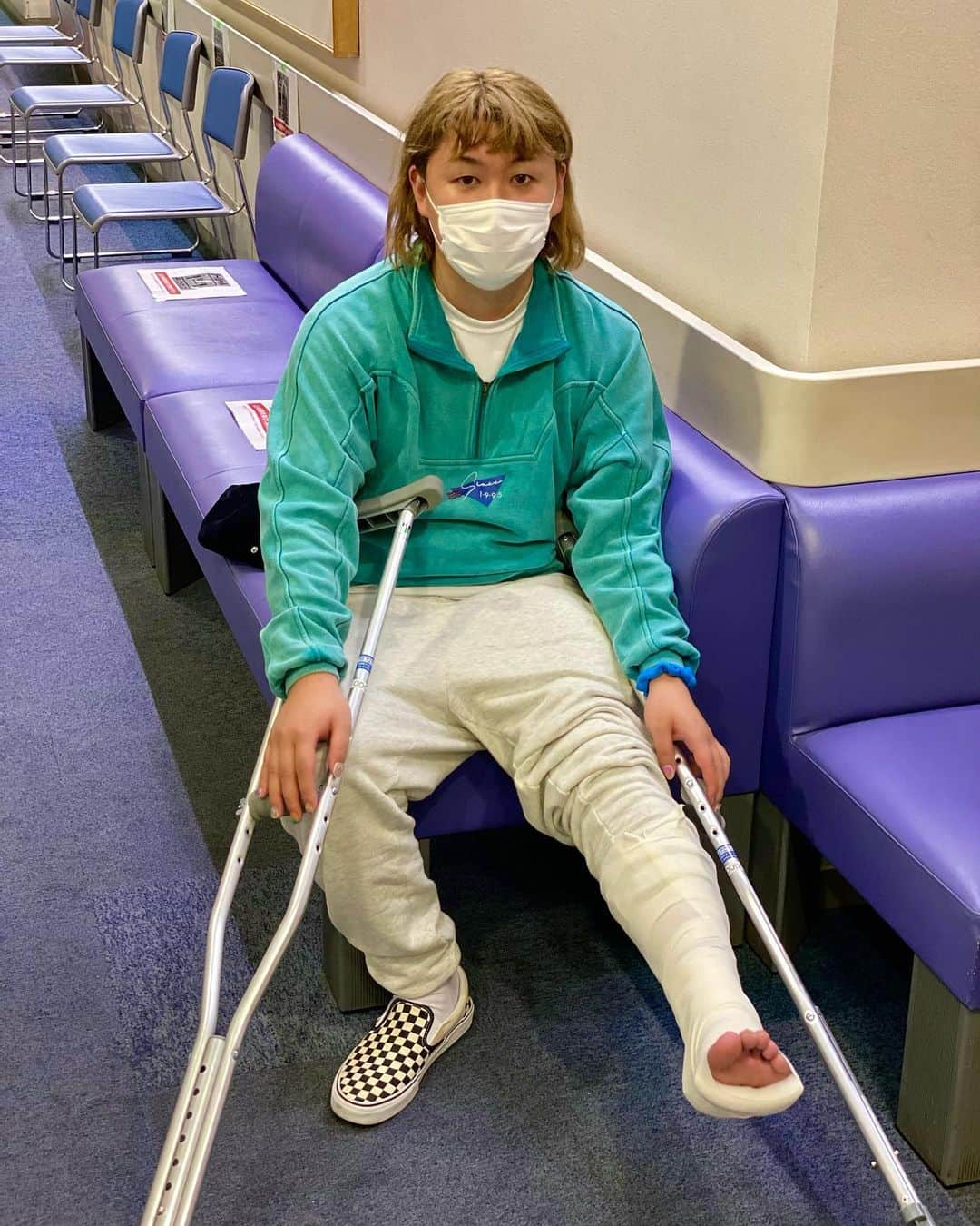 ぺえのインスタグラム：「ご報告 いつも応援してくださる皆さん本当にありがとうございます！  突然のことで驚かせてしまうかもしれませんが 左アキレス腱を断裂しました。 医師からは全治3か月と診断され これから治療、リハビリの日々が始まりますが 前向きに頑張っていきます！ 今回のケガでお世話になっている皆様にご迷惑をお掛けすることもあると思いますが温かく見守って頂けると幸いです。」
