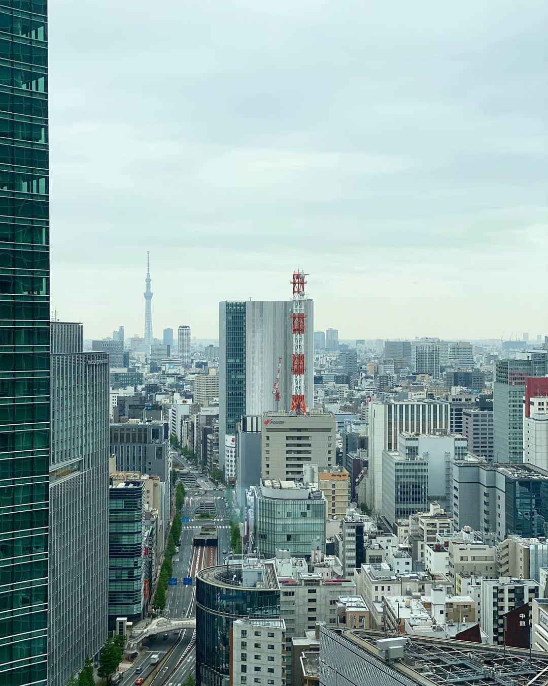 Isakoさんのインスタグラム写真 - (IsakoInstagram)「Hotel Stay💓 　 都内のお洒落なホテルに週末ステイ🏨💫 THE ROYAL PARK ICONIC ( @iconictokyoshiodome )には著名なデザイナーさんやブランドが提案したコンセプトルームを集めたコンセプトフロアがあるんです❣️ 　 私が今回利用したお部屋はザ・コンランショップ( @theconranshopofficial )がコーディネートしたお部屋🛌💫 　 コンランショップらしいお洒落なインテリアのコーディネートがとっても素敵で、くつろげるお部屋でした💓 　 お部屋のお写真沢山撮ったのでスワイプして見て下さいね🥰 　 　 お洋服 @dinoble_official 👗 コンランショップの雰囲気にぴったり✨ 　 　 #ホテルステイ#ホテル#ホテル女子会#ホテルライク#ラグジュアリー#東京ホテル#コンランショップ#theconranshop#インテリア#インテリアコーディネート#インテリアコーディネート#ロイヤルパークホテル#ロイヤルパークホテル汐留」4月20日 19時03分 - ichaaako