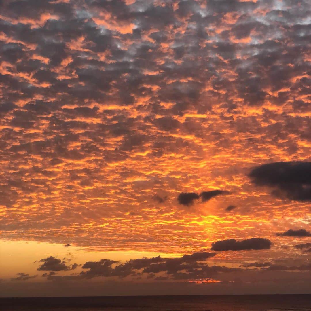 田中律子さんのインスタグラム写真 - (田中律子Instagram)「アウトプットの4日間終了🌈🏄‍♀️  お家に帰って、はぁーーってひと息ついたら、空が最幸な色になって、おつかれさまーってねぎらってくれた🌞  太陽はいつも私を見てくれてる💛空も、海も、自然が応援してくれる☺️くーーー❗️感謝だ🤩  さてと、最幸なこの空見ながらビール🍺だね🤙  みんな、今日もおつかれさま💛  #okinawa #okinawalife  #beachlife  #supyoga  #日本サップヨガ協会  #mylife  #lifeisbeautiful  #sunset  #いまそら」4月20日 19時09分 - ri2kotanaka