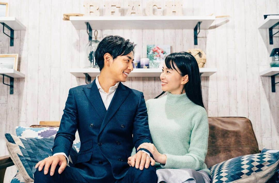 岩間恵さんのインスタグラム写真 - (岩間恵Instagram)「結婚式で悩んでる方が たくさんいるであろうこのご時世...。  私達も入籍してもうすぐ１年だけど なかなか計画が思うように進まず、 投げやりになってしまう時期もありました🥲  出来ることから始めよう！と 昨年末にフォトウェディングをして、 その時のことや今の心境などを 取材して頂いたので、ぜひご覧ください👰‍♀️💓  @photorait_official  @weddingpark   早く結婚式したいよーーーー！！(本音)  #真也さんのことば #ちょっとグッときたから抜粋 #写真楽しそうすぎ」4月20日 19時23分 - iwamame