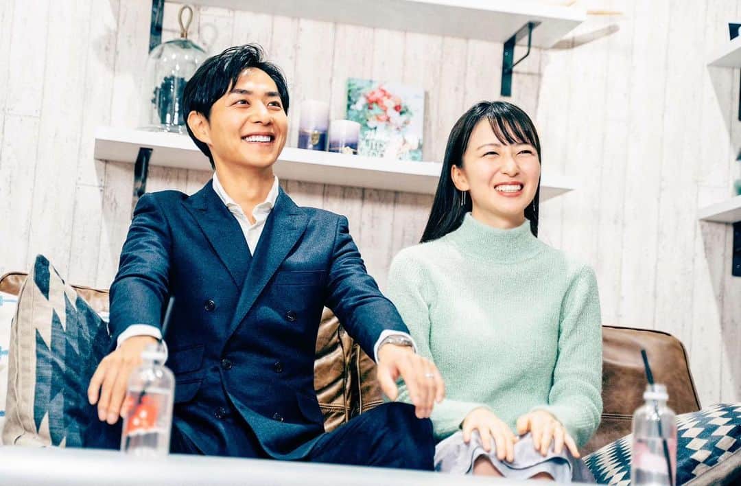 岩間恵のインスタグラム：「結婚式で悩んでる方が たくさんいるであろうこのご時世...。  私達も入籍してもうすぐ１年だけど なかなか計画が思うように進まず、 投げやりになってしまう時期もありました🥲  出来ることから始めよう！と 昨年末にフォトウェディングをして、 その時のことや今の心境などを 取材して頂いたので、ぜひご覧ください👰‍♀️💓  @photorait_official  @weddingpark   早く結婚式したいよーーーー！！(本音)  #真也さんのことば #ちょっとグッときたから抜粋 #写真楽しそうすぎ」
