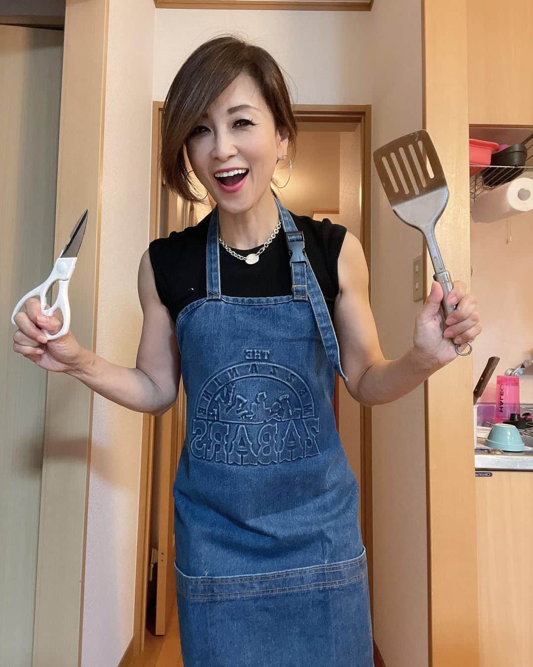 Naoko（なおこ）さんのインスタグラム写真 - (Naoko（なおこ）Instagram)「🔪 🍳 トレOFF . . 一年まえに 見事にすべった おしゃもじなおこ 再登場です。 . . 今日は 鶏挽肉と豆腐と🧅と えのき茸で なんか作りました。 . ...のようなものが 出来たと思います🌀💦 . . ほんと 料理て苦手🥶 . . すったもんだ 回避しました。 愛をもって🤍💙🤍💙 . . 反対意見なのに 言わせてくれて、 ありがとう。 譲歩してくださり ありがとう。 みんなも ありがとう。 . . あなたの努力は 忘れはしません🥲🤍💙 . 感謝🥲 . 今日三人に褒められた マスクは @barzagli_official_  . . #筋トレ #筋トレ女子 #筋トレダイエット #筋トレ女子と繋がりたい #くびれたい #痩せたい #減量 #美ボディ #アラフィフ #筋トレ日記 #筋トレ生活 #ボディメイク #50代の筋トレ #熊本 #kumamoto #Trainingmotivation #Bodybuilding#Muscletraining #fitnessmodel#training #workoutvideo #gymgirl#Housemusic #근육 트레이닝 여자#다이어트#교육」4月20日 19時32分 - smile_naohibi