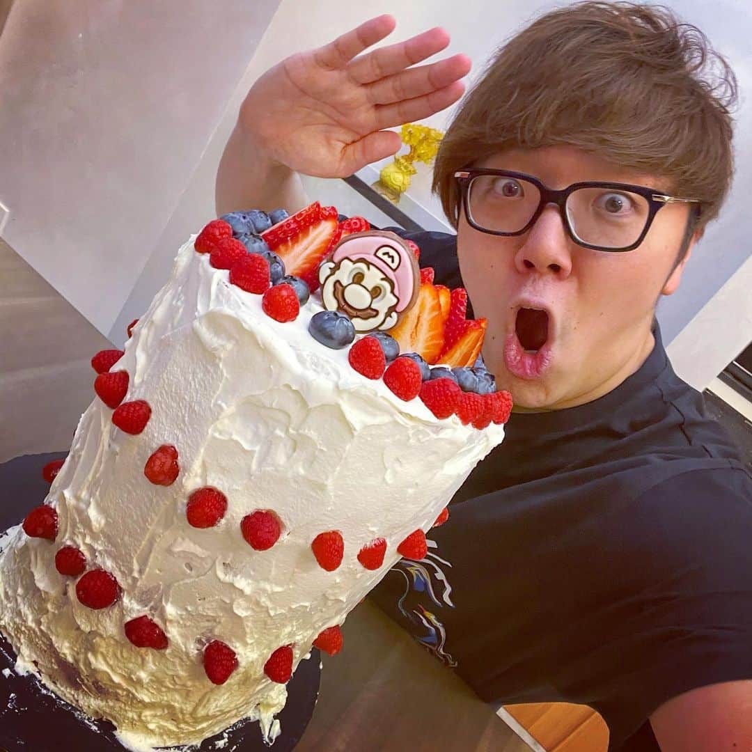 HIKAKINのインスタグラム：「バウムクーヘン3段重ねて、穴の中にお菓子ぎっしり詰めて、バウムクーヘンびっくりケーキタワー作ったら即崩壊しましたwww YouTubeのヒカキンTVで是非フルでご覧下さい😂🎂🎉」