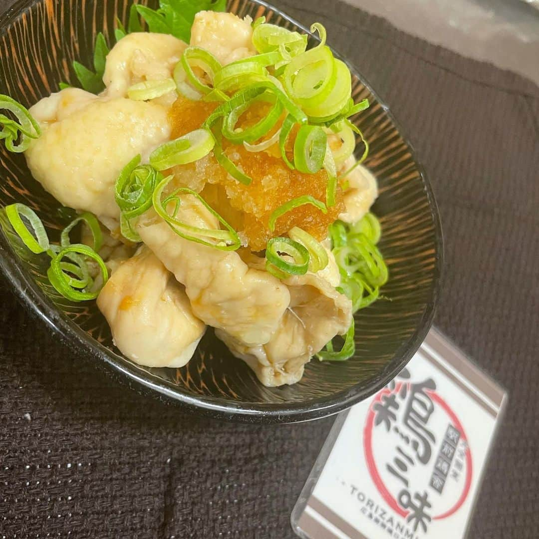 鶏三味　駅前店のインスタグラム：「こんばんは、鶏三味です🐓  本日は鶏皮ポン酢のご紹介です🍴  鶏皮と大根おろし、ネギと一緒に食べるビールのおつまみに最高です😋🍻  是非当店のご来店お待ちしております🙇‍♂️  #鶏三味#鶏三味新幹線口店#広島炭火焼き鳥#広島個室居酒屋#個室居酒屋広島#広島県#広島市#広島駅#広島駅新幹線口#広島駅北口#広島駅グルメ#広島市グルメ#広島県グルメ#広島駅飲み放題#広島宴会#宴会広島#女子会広島#広島女子会#広島駅個室居酒屋#個室居酒屋広島駅#広島駅女子会#女子会広島駅#広島駅北口個室居酒屋#個室居酒屋広島駅北口#広島居酒屋#居酒屋広島#広島市個室居酒屋#個室居酒屋広島市#広島市唐揚げ#広島市焼き鳥」