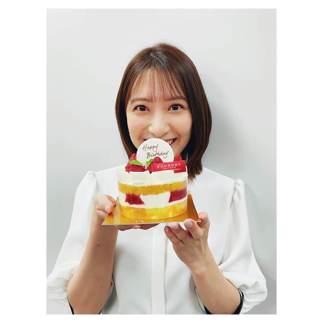 笹崎里菜のインスタグラム：「🌻 深層newsのスタッフさんからケーキいただきました🎂 帰ってから独り占めしちゃいました〜 ありがとうございます🥺💖 そういえば気分で髪切りました✂️ また短いのを楽しもうと思います👮‍♀️🌸 #いつか金髪ベリーショートに」