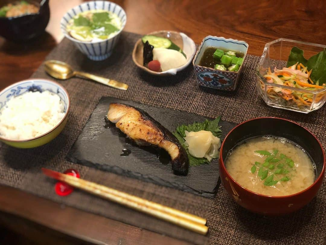 月央和沙さんのインスタグラム写真 - (月央和沙Instagram)「うちの晩ご飯🐟✨ . #銀だらの西京焼き #エスニックサラダ #茶碗蒸し #大根のお味噌汁 #オクラもずく #納豆 #お漬物」4月20日 20時05分 - kazusa_tsukio