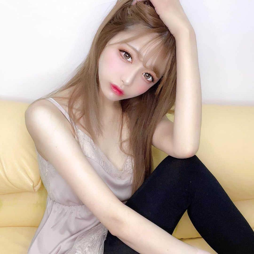 のインスタグラム：「ゆったりおうち時間𖤣𖤥𖠿𖤣𖤥 今日履いてるのはプリマスリム🤍 家で履くのはもちろん着圧の線がないから着圧ケアしながら外出もできちゃうし、レギンス入浴でゲルマ温浴が気軽に楽しめて時短痩せ出来るの🛀💕 こちら╭☞ @beauty__prima   #prima #primaslim #プリマスリム  #足痩せ #浮腫解消 #着圧レギンス」